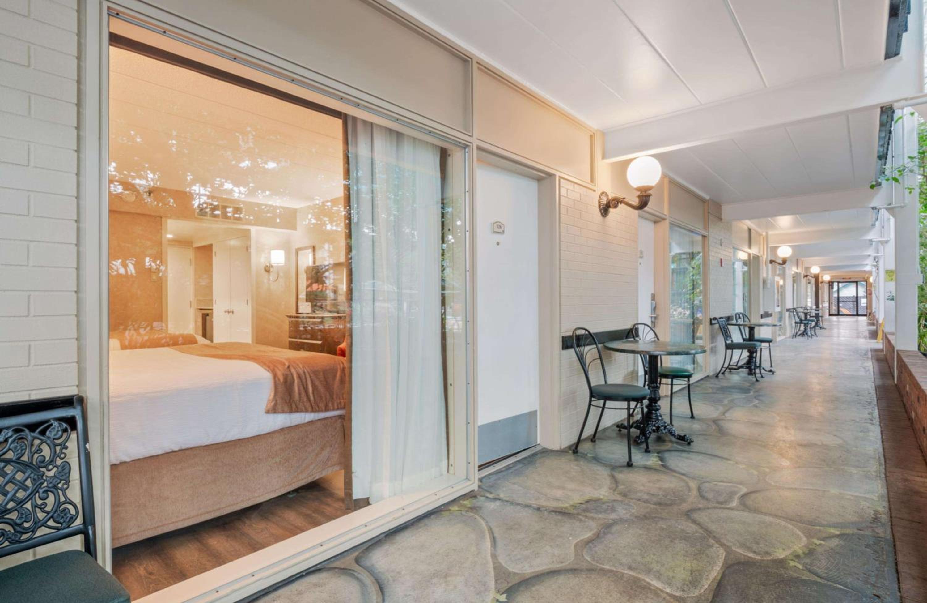 Queen Room with Two Queen Beds with Courtyard View - Ground Floor