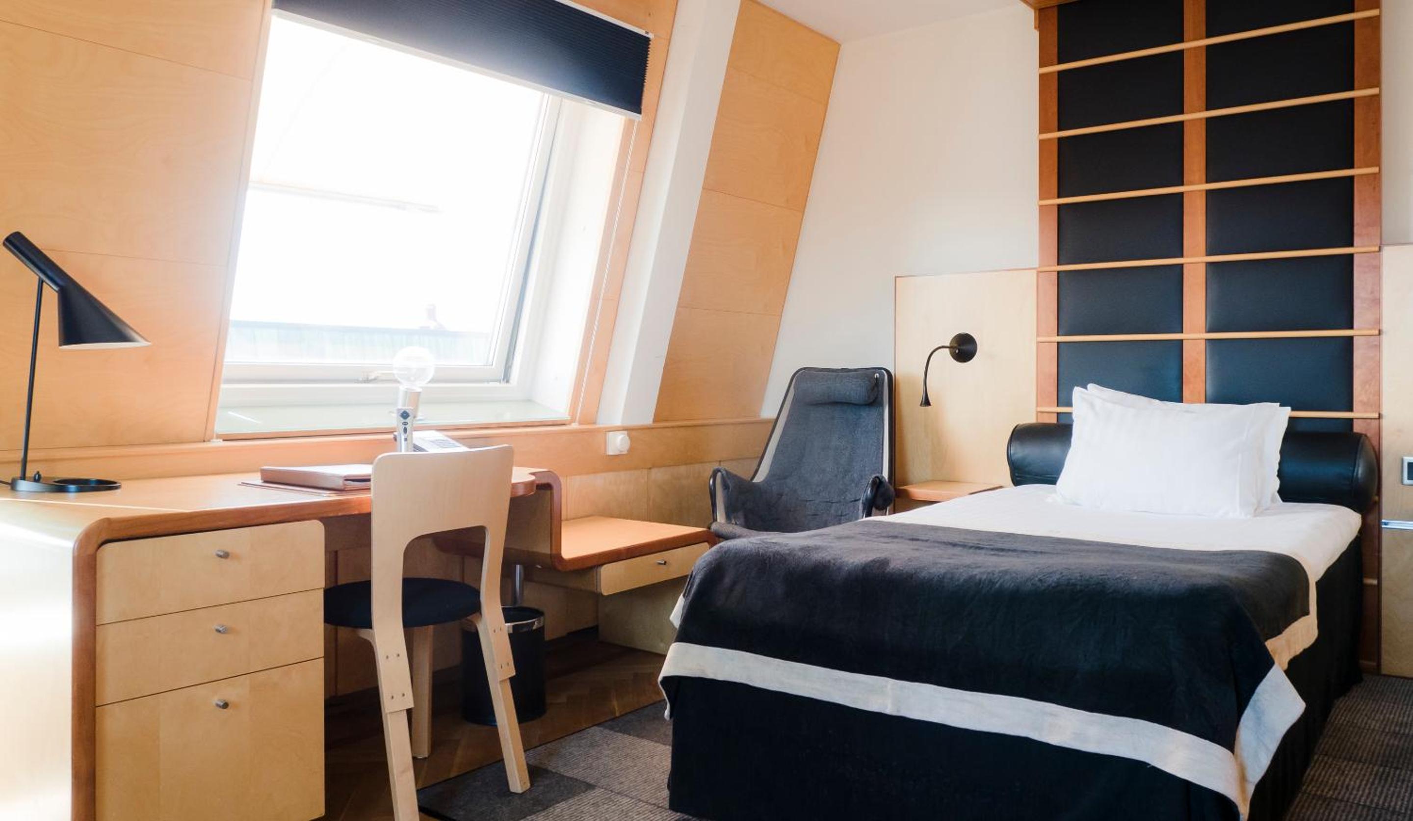 Queen Room (55 in bed)