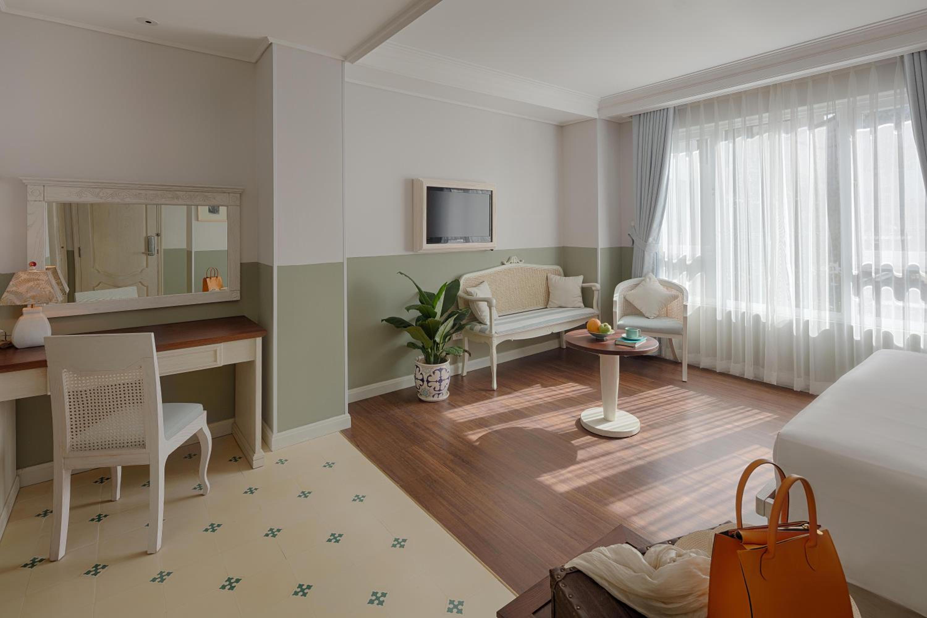 Hamelin Executive Double + Afternoon tea on rooftop