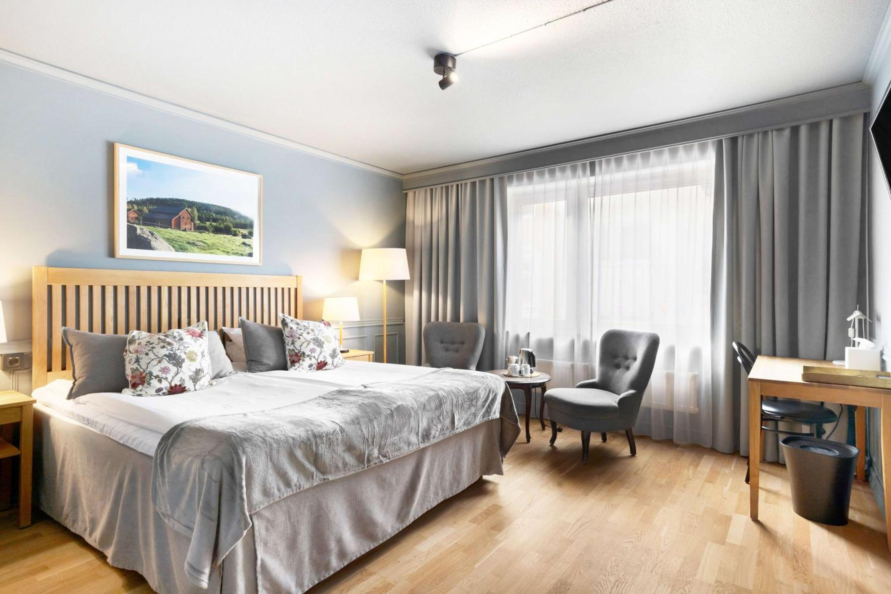Family Room with One King Bed and One Bunk Bed - Non-Smoking