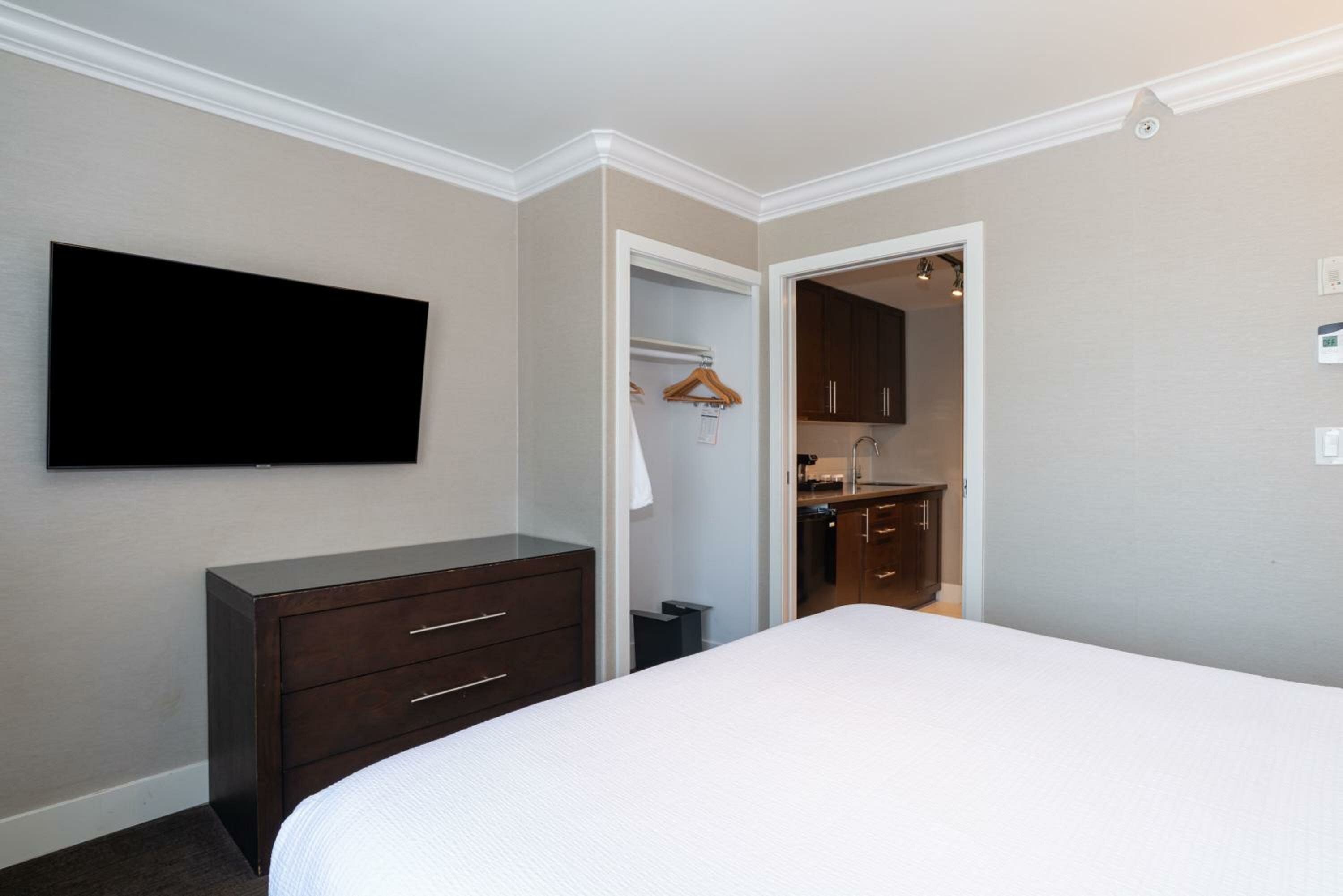 Family Suite, 1 King Bed, 2 Single Beds, Kitchenette