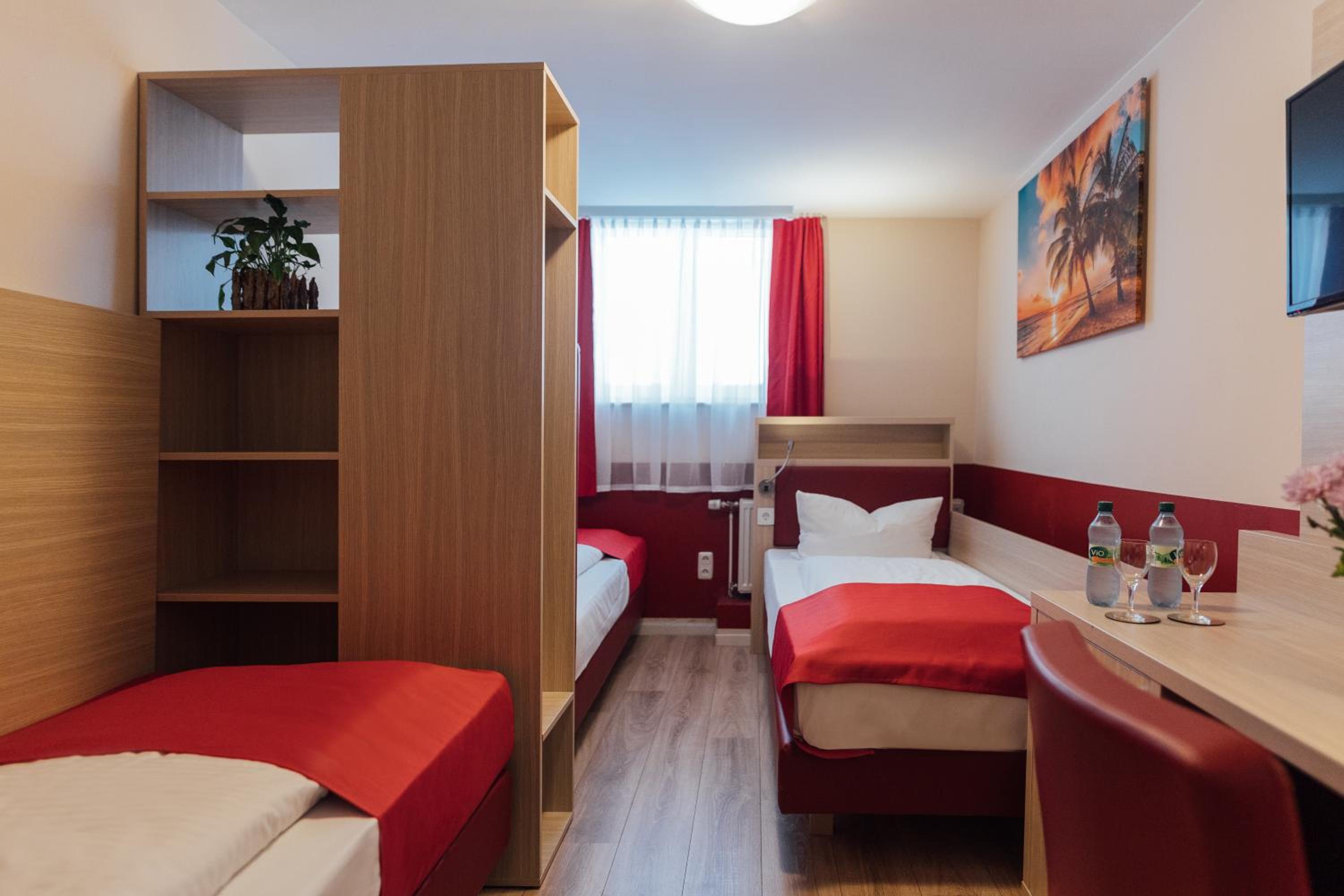 Economy Triple Room Souterrain with own External Bathroom 