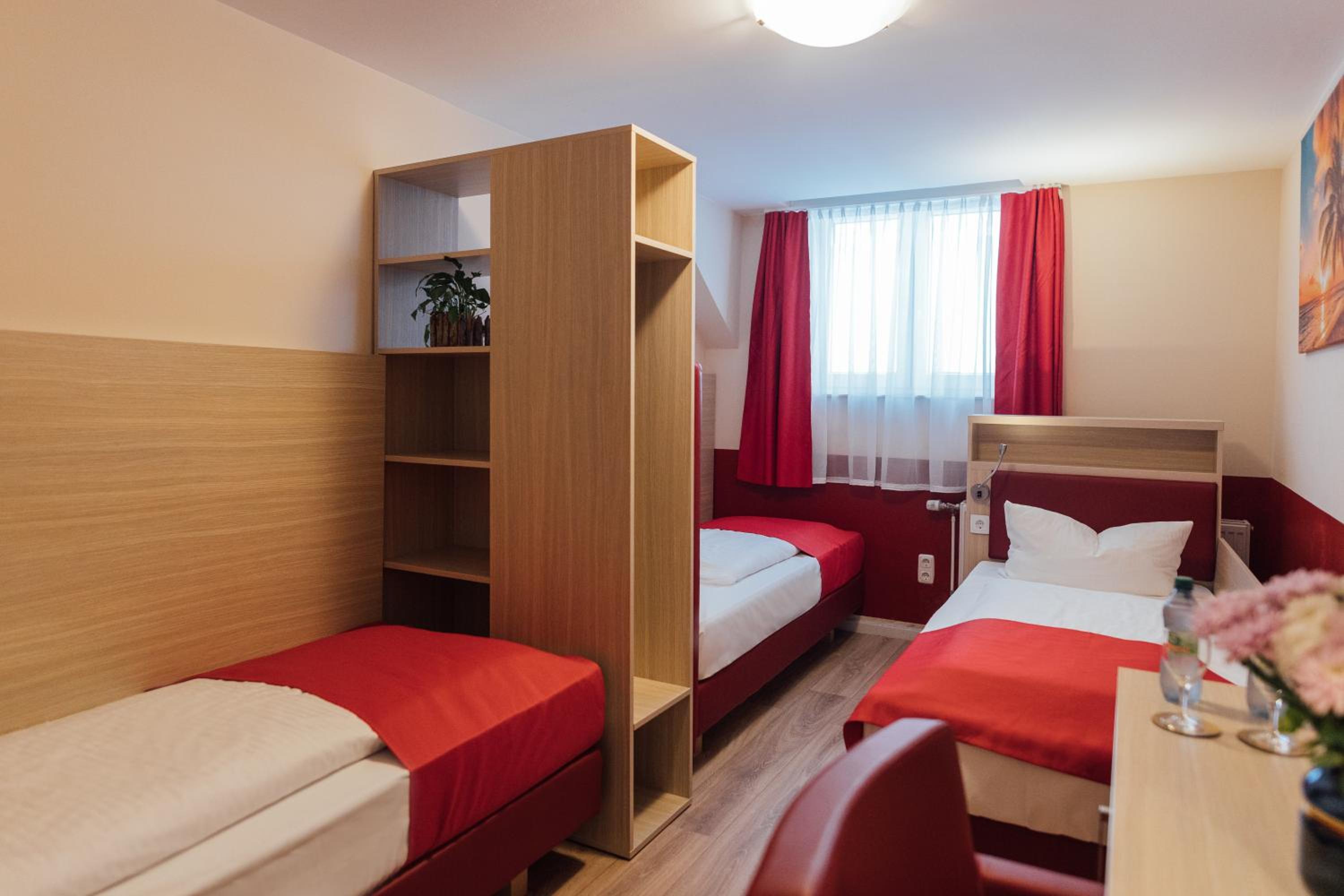 Economy Triple Room Souterrain with own External Bathroom 