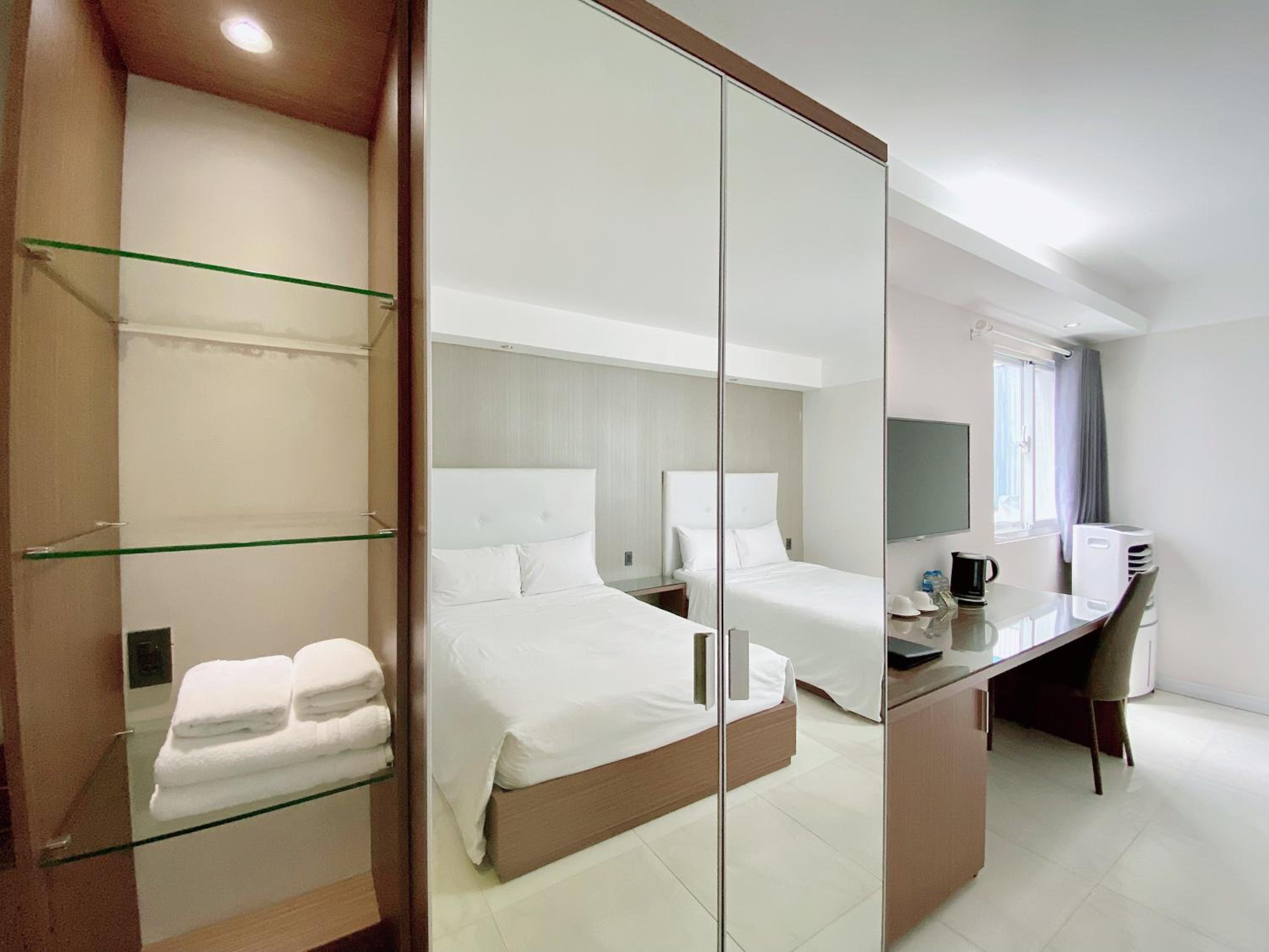 Deluxe Twin Room with Window