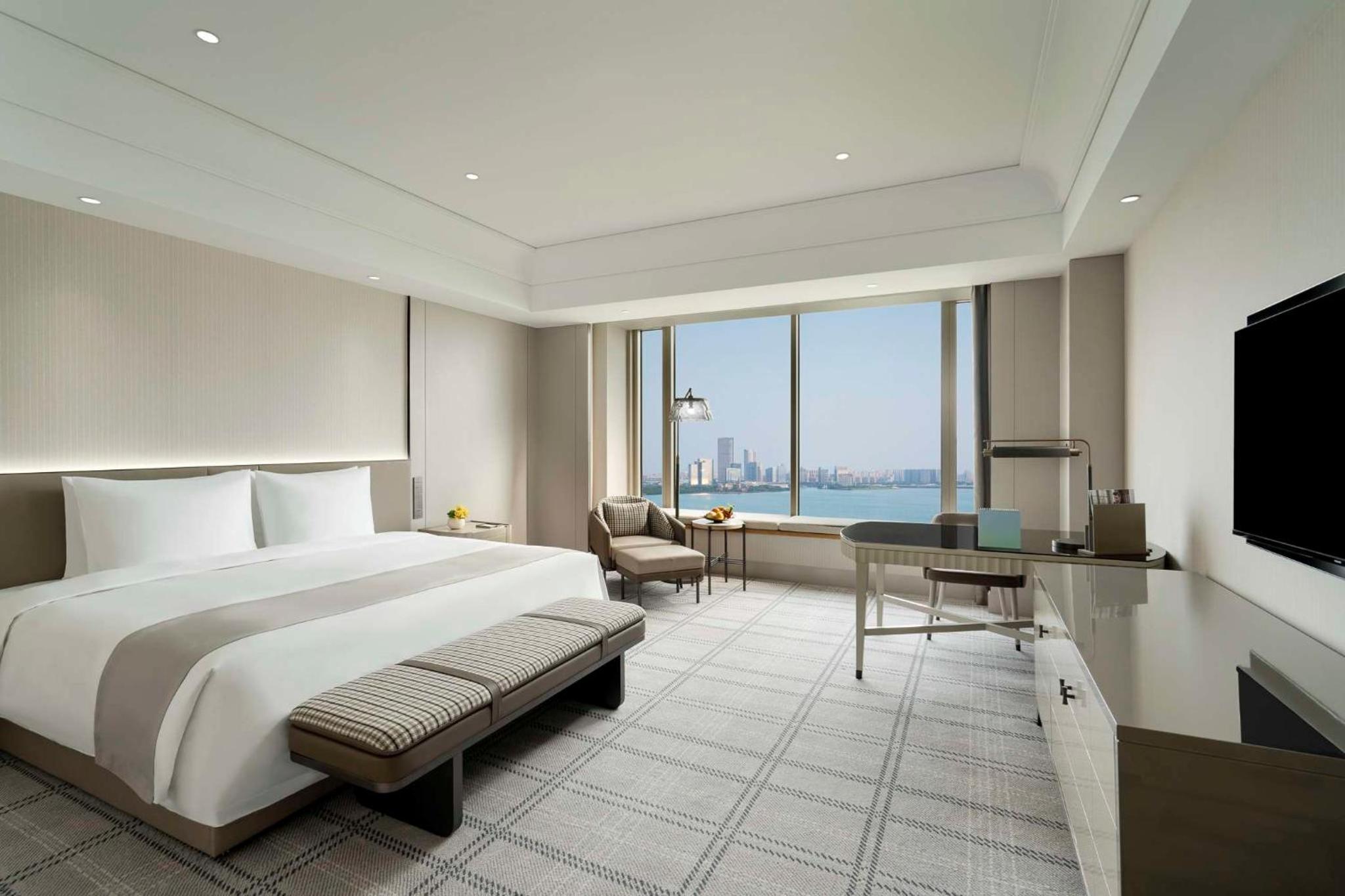 Premier Deluxe Lakeview King