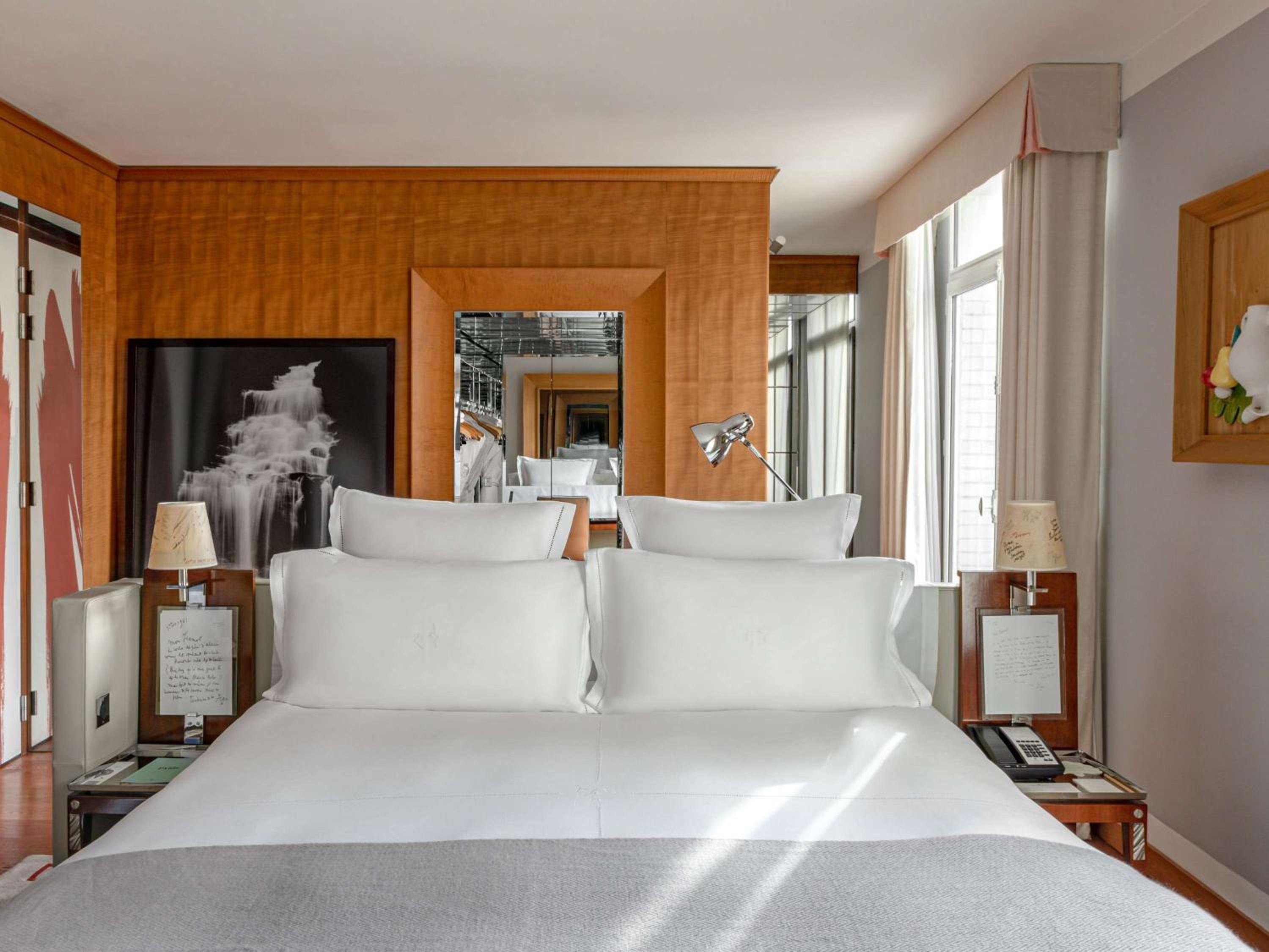 Deluxe Collection Room