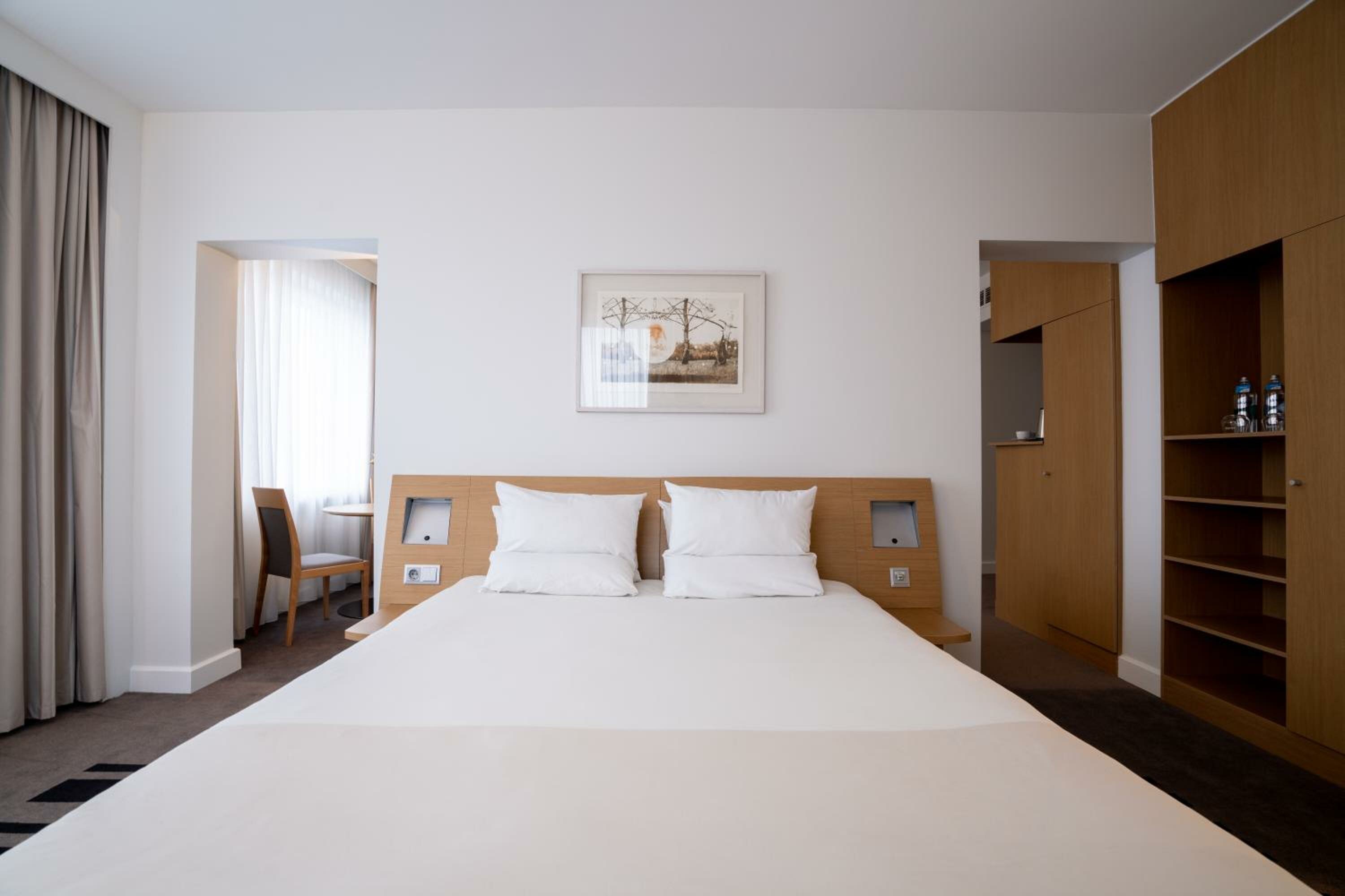 Queen Suite with Sofa in Living Room