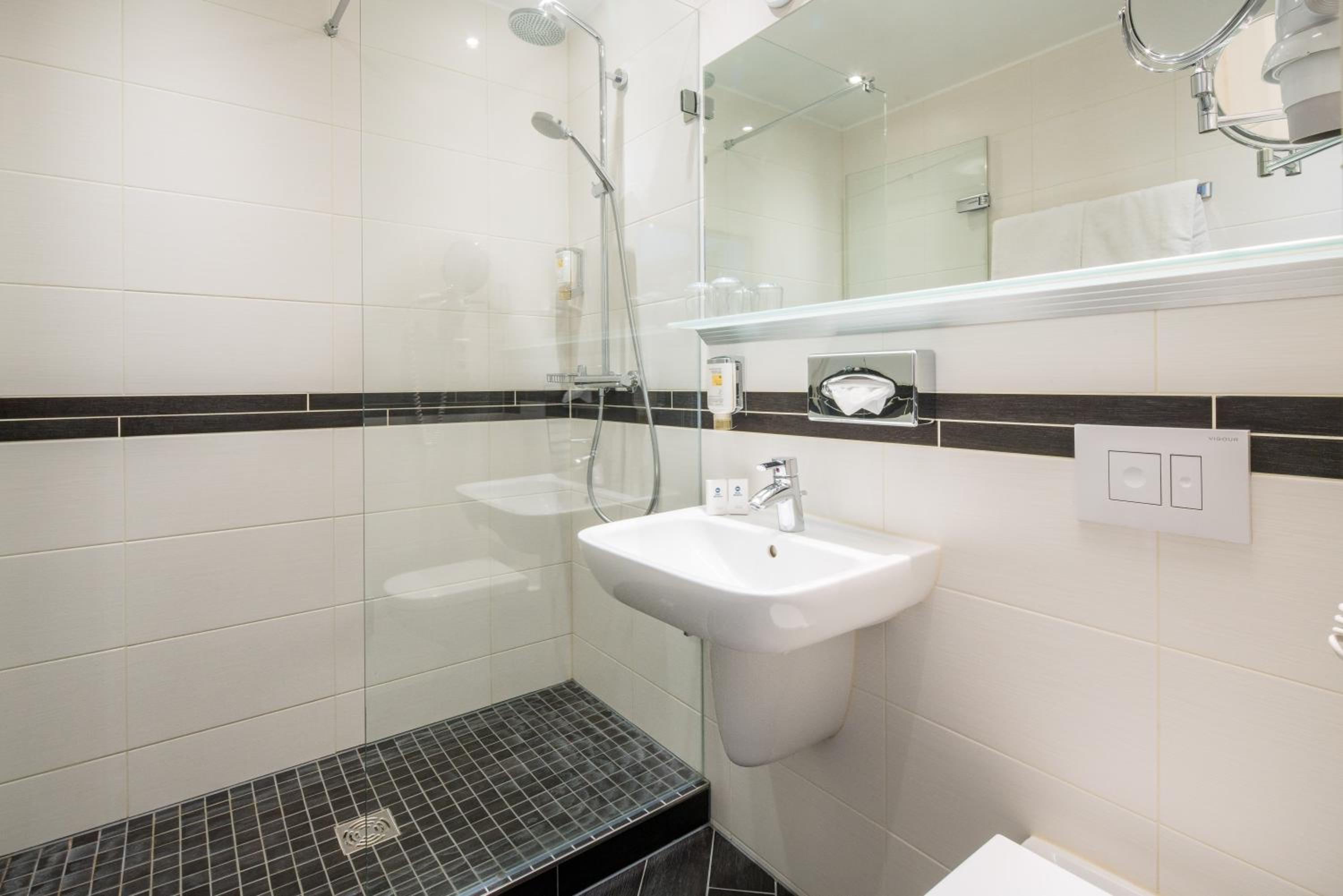 Queen Room with Queen Bed