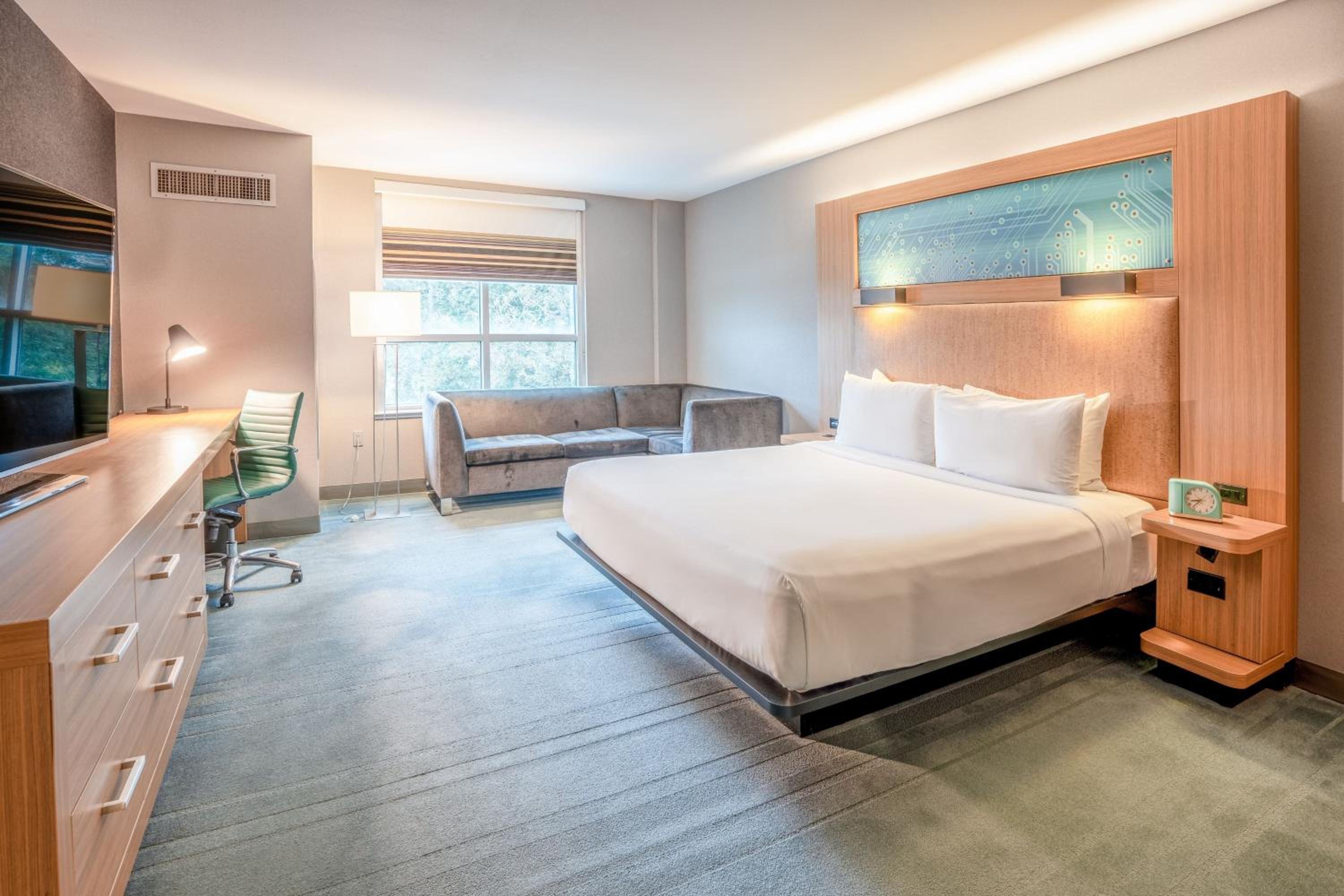 Breezy, Suite, 1 King, Corner room