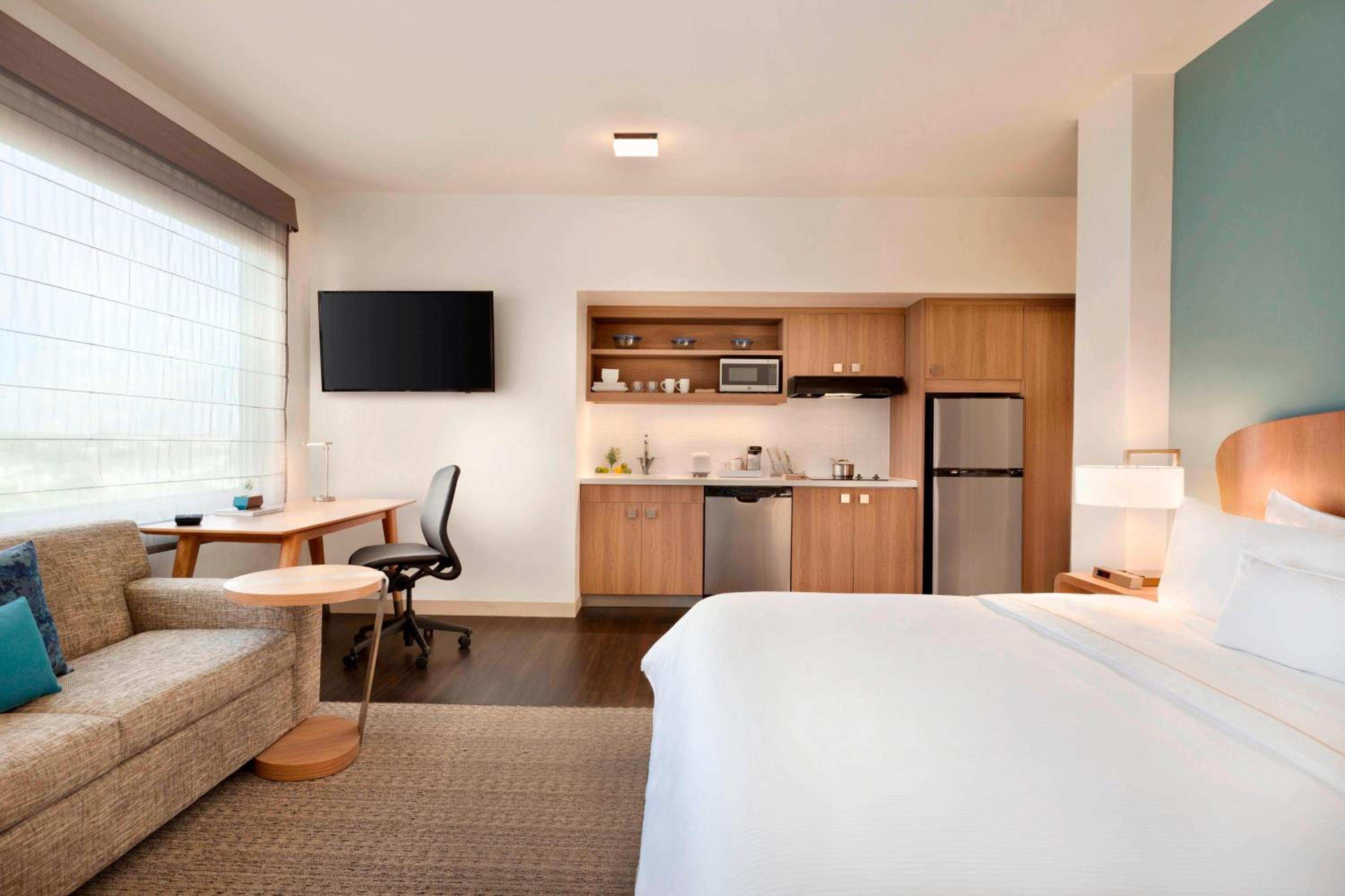 Guest room, 1 King, Pool view