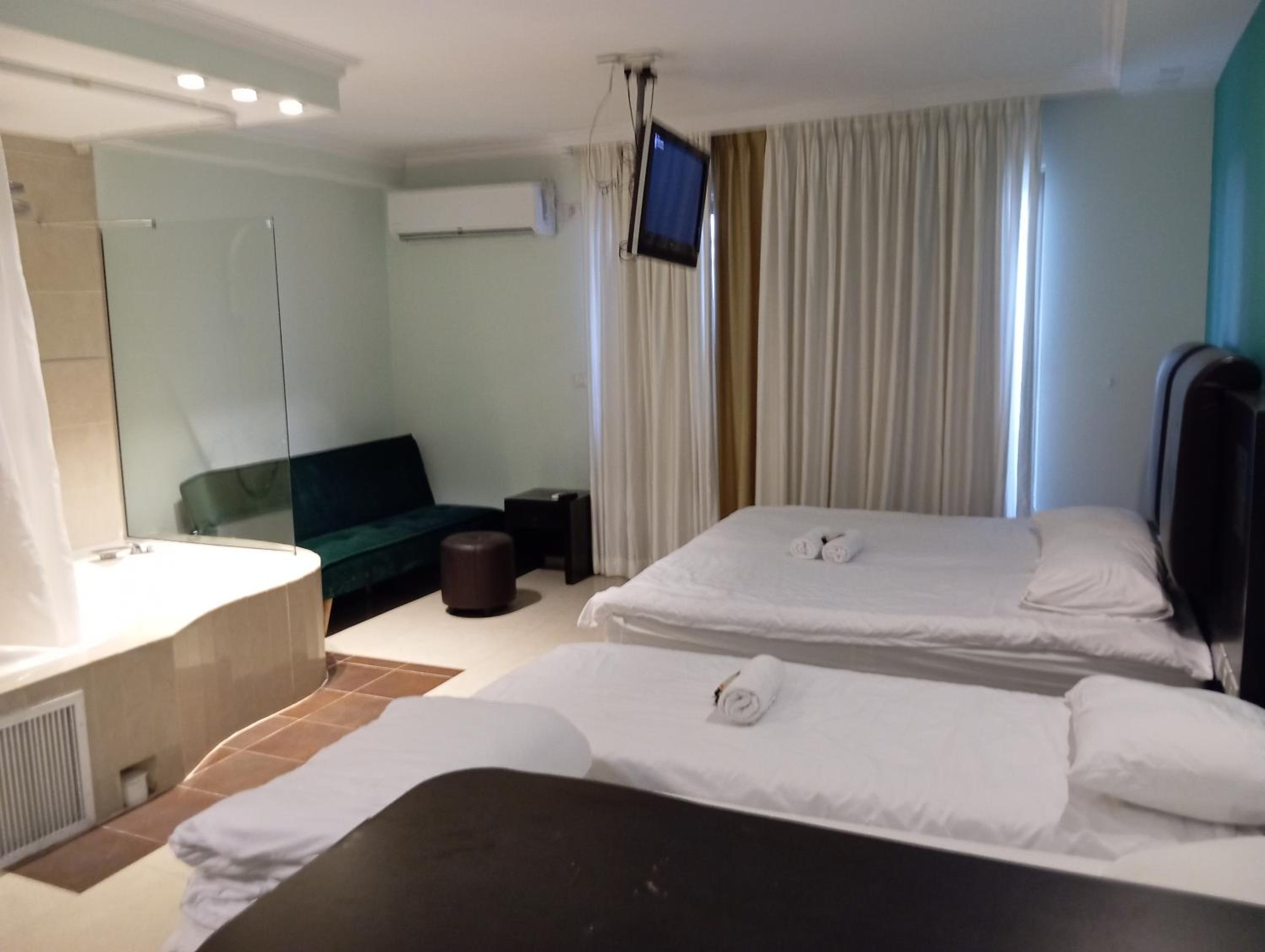 Deluxe Family Room