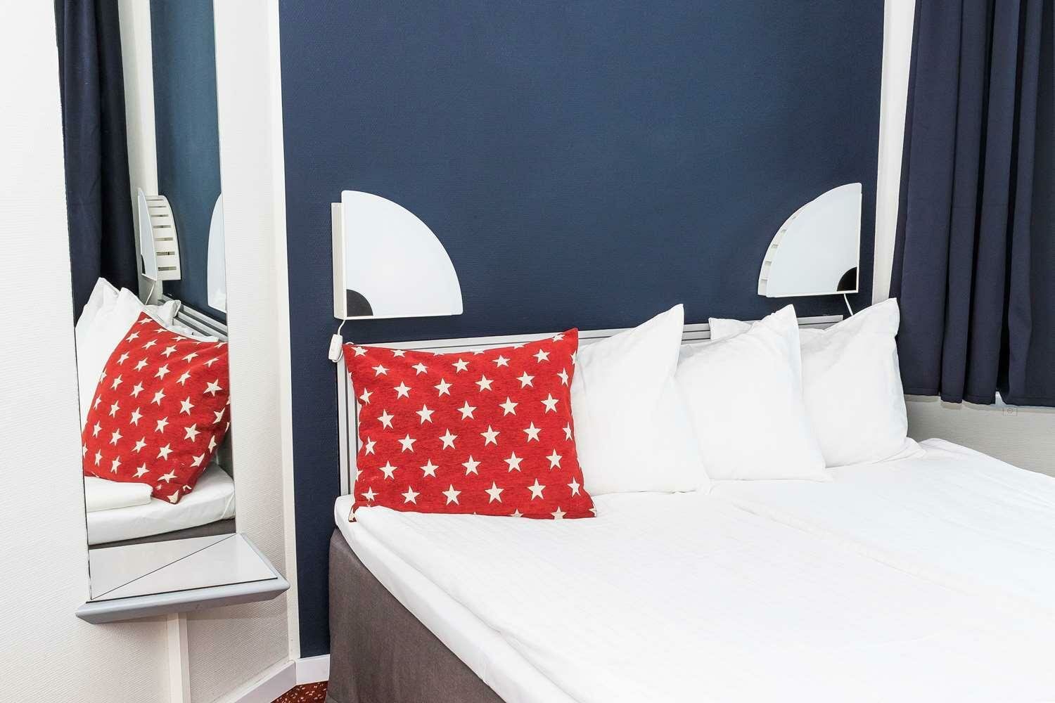 Family Room with Queen Bed - Non-Smoking