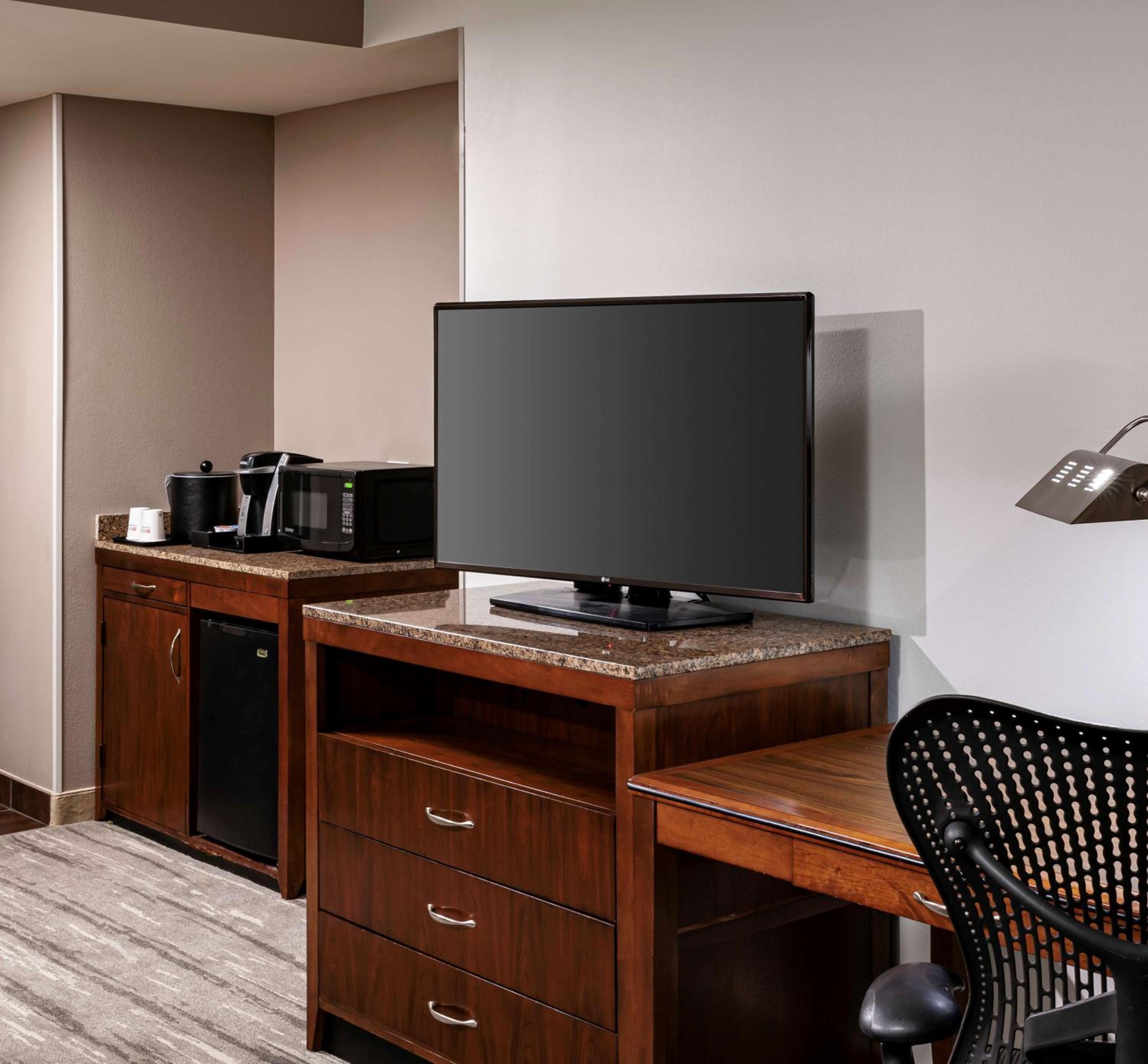 King Room with Accessible Tub - Mobility Access