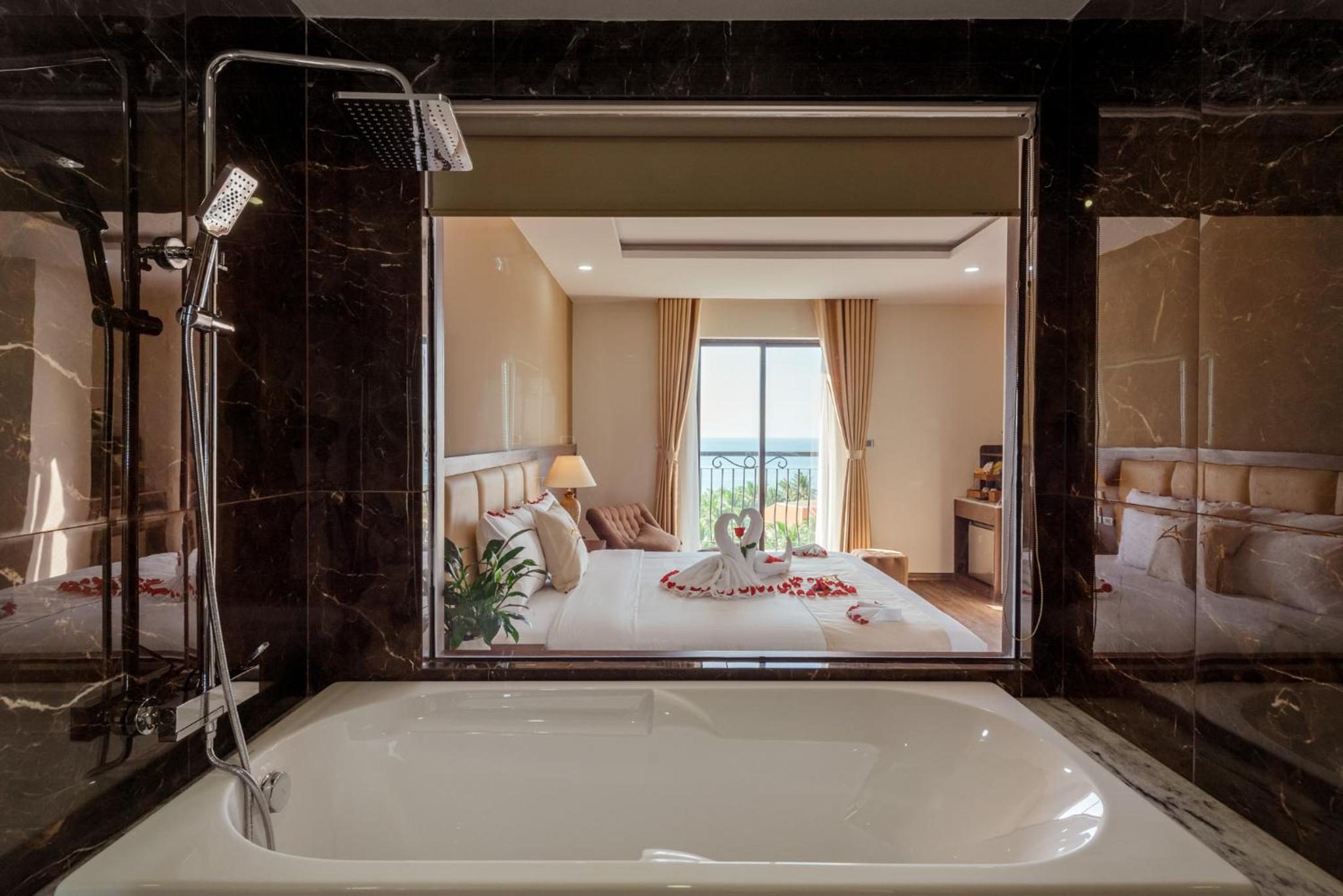 Deluxe Suite with Sea View