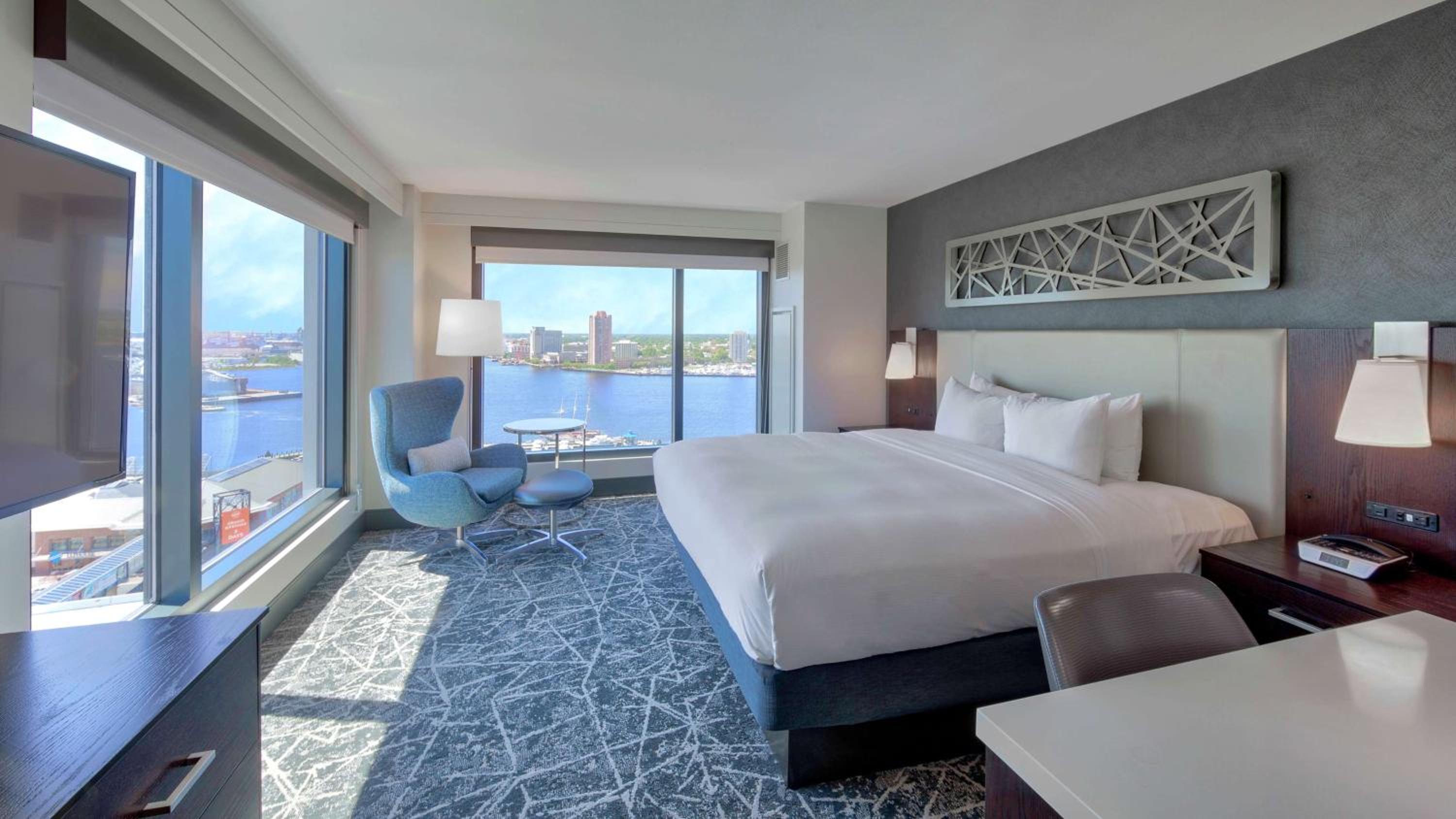 Deluxe Corner King Room with River View