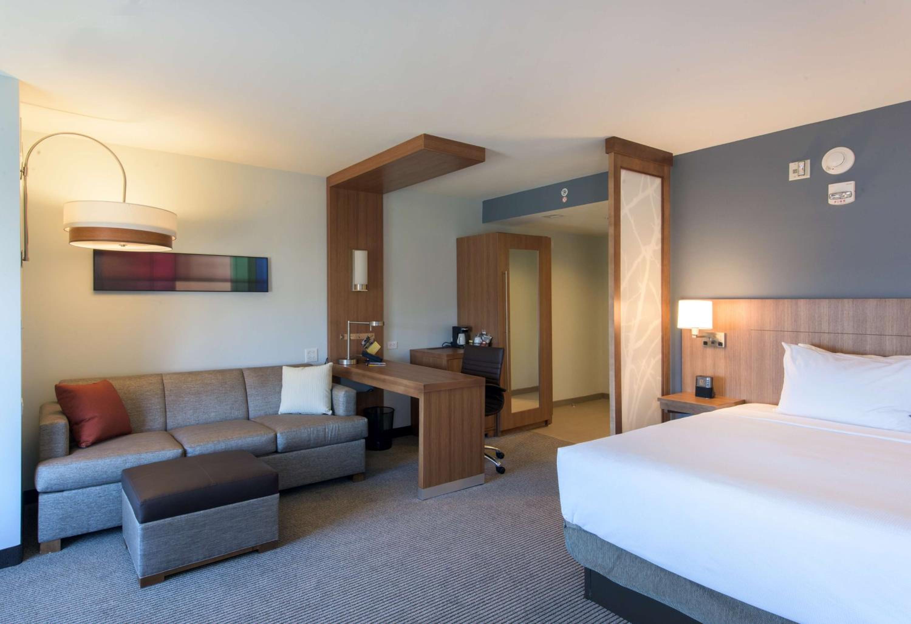 Corner King Room with City View