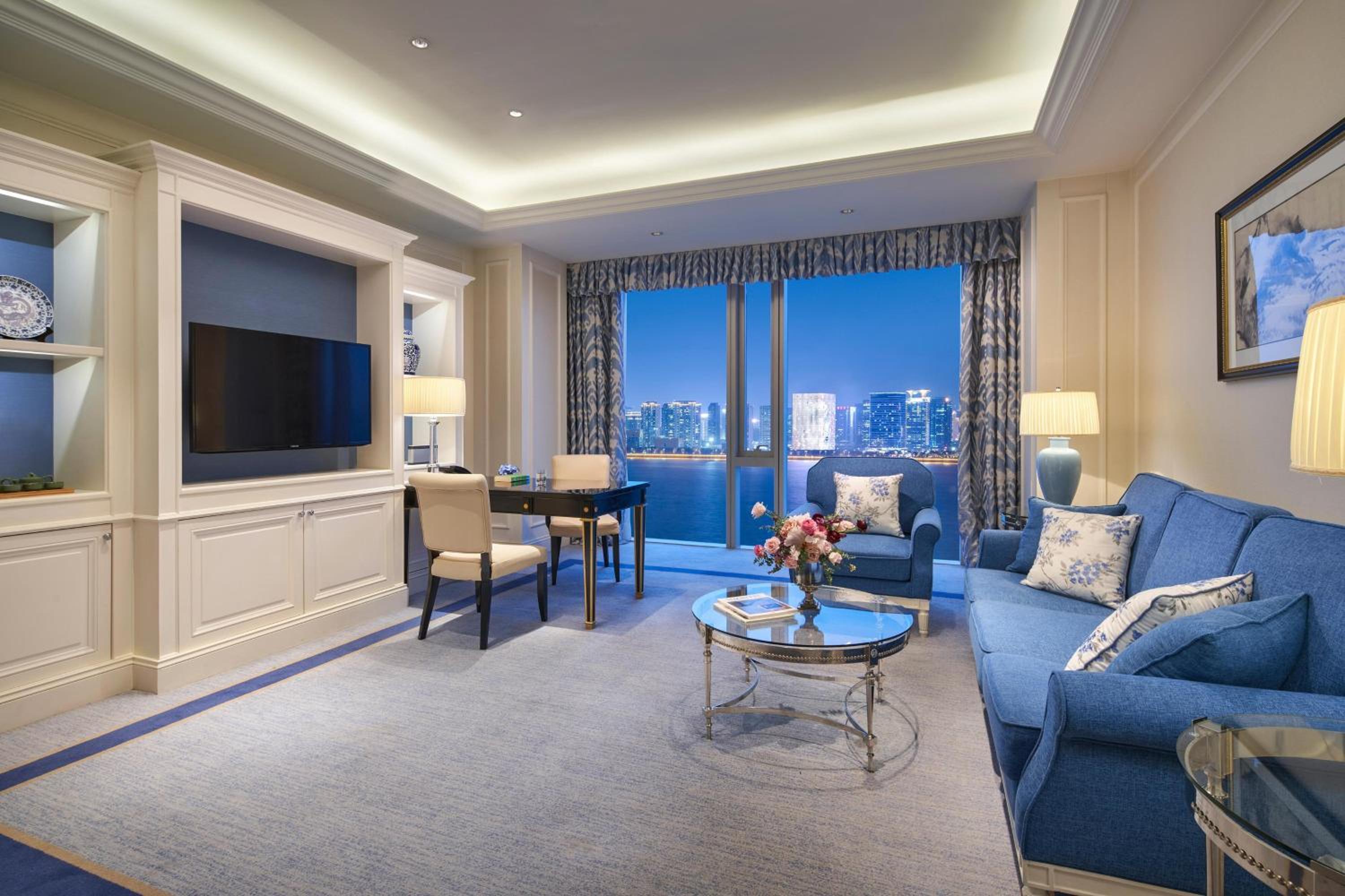 Panoramic suite with 270° qiantang river view, 1 king