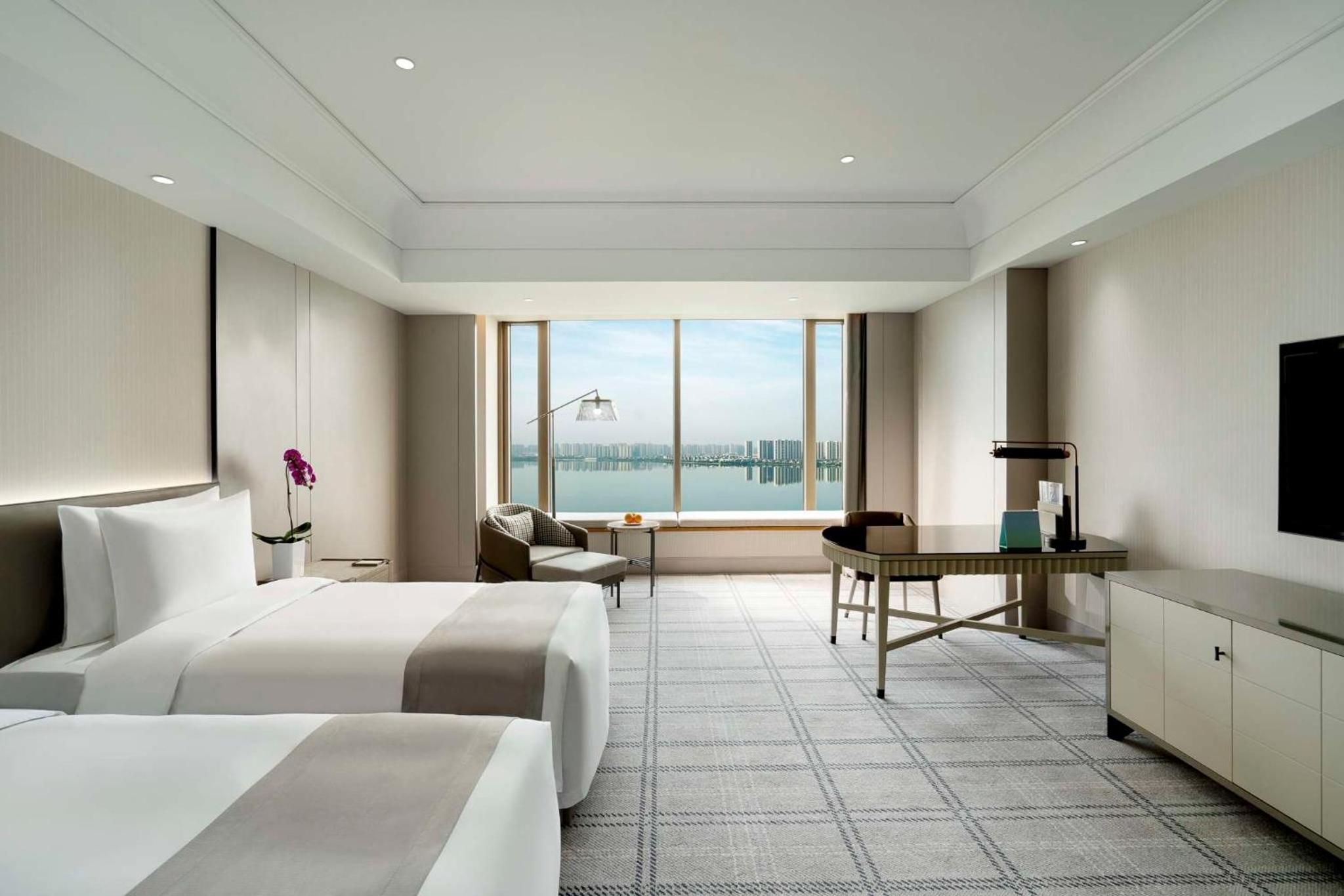 Premier Deluxe Lakeview Twin