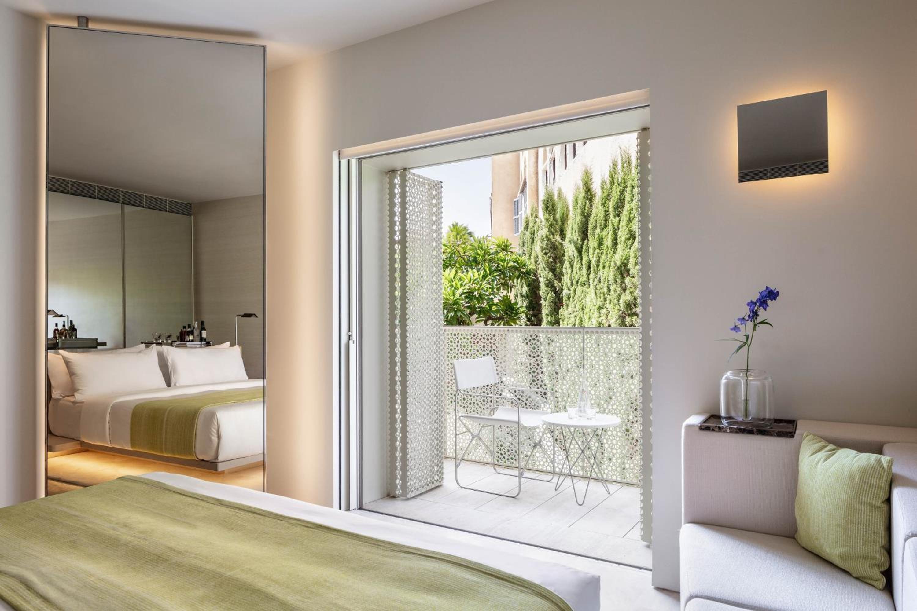 Deluxe, Guest Room, 1 King, City View, Contemporary, Balcony