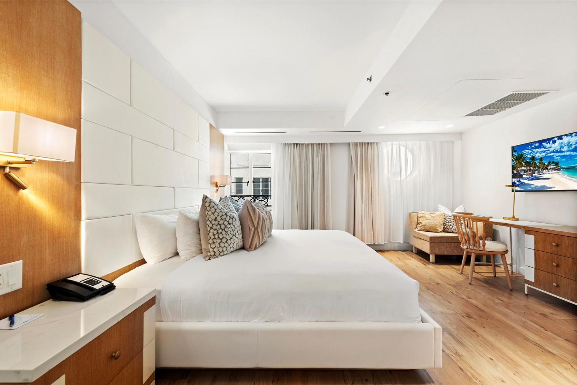 Deluxe Superior with Bathtub