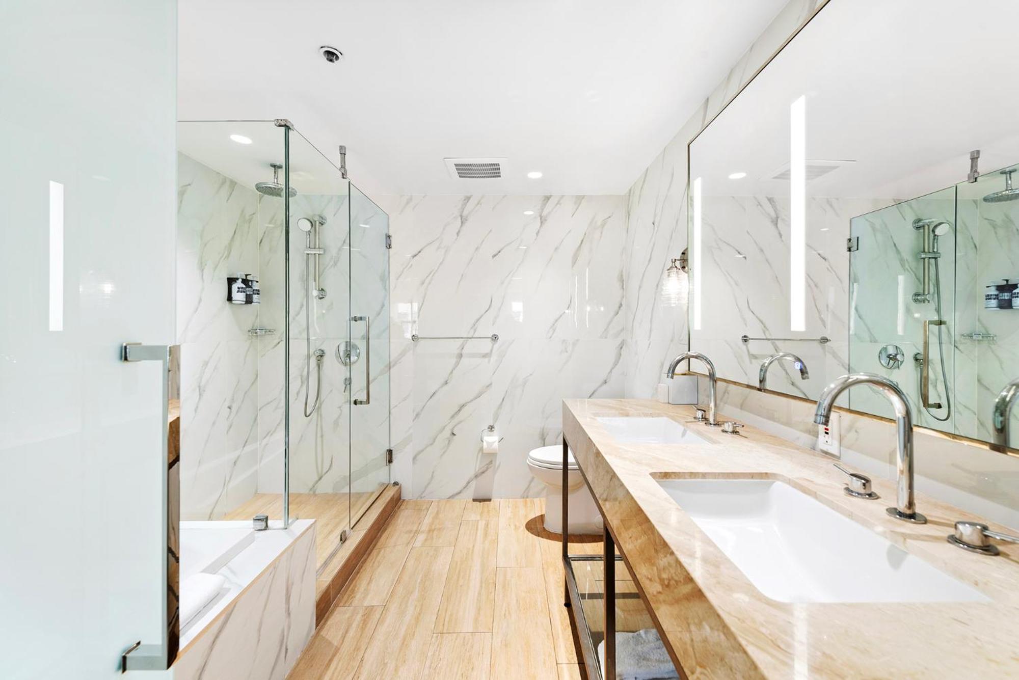 Deluxe Superior with Bathtub