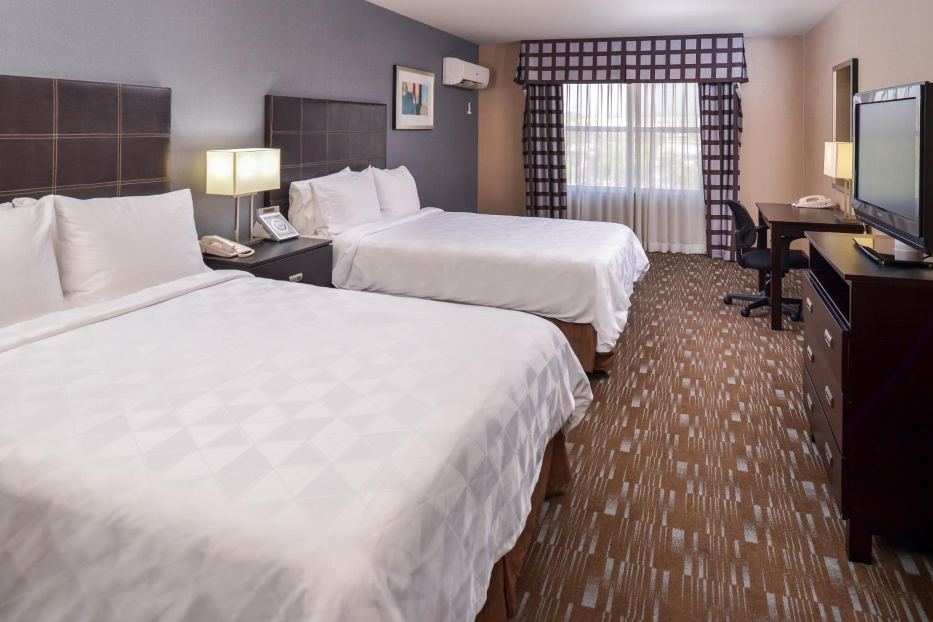 Standard Queen Room with Two Queen Beds and Mobility Accessible Tub