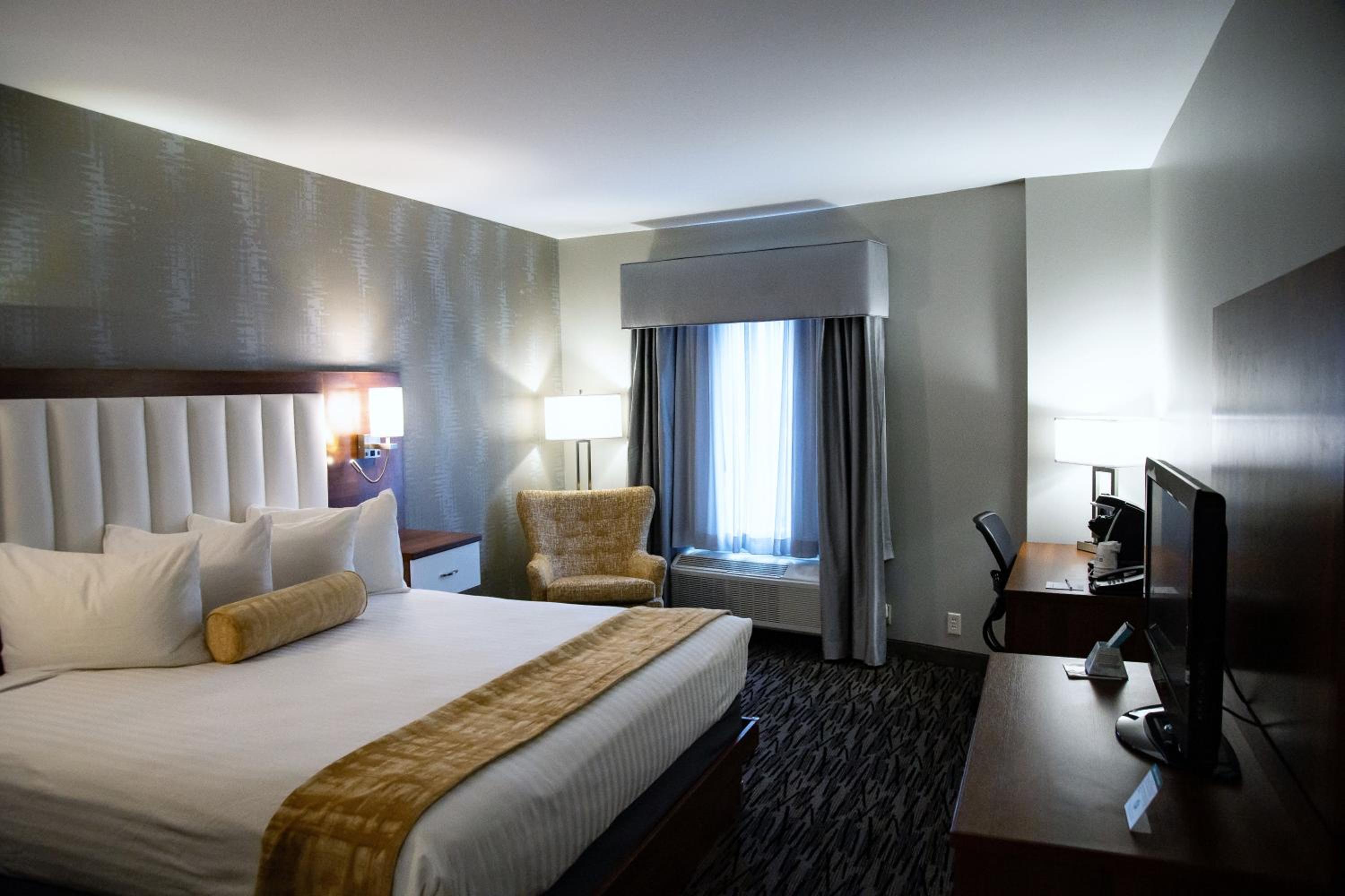 King Room with Roll-In Shower - Mobility Access