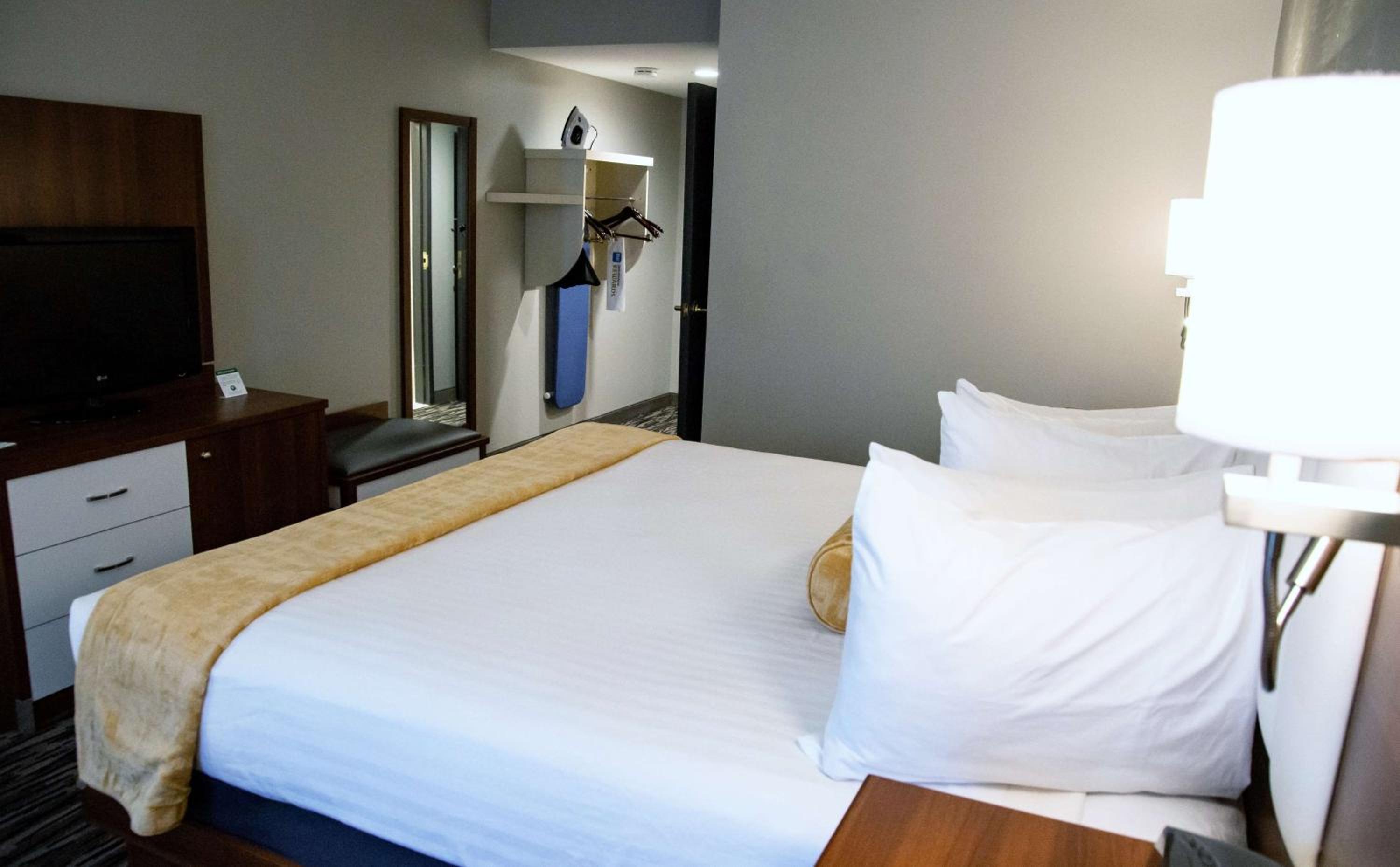 King Room with Roll-In Shower - Mobility Access