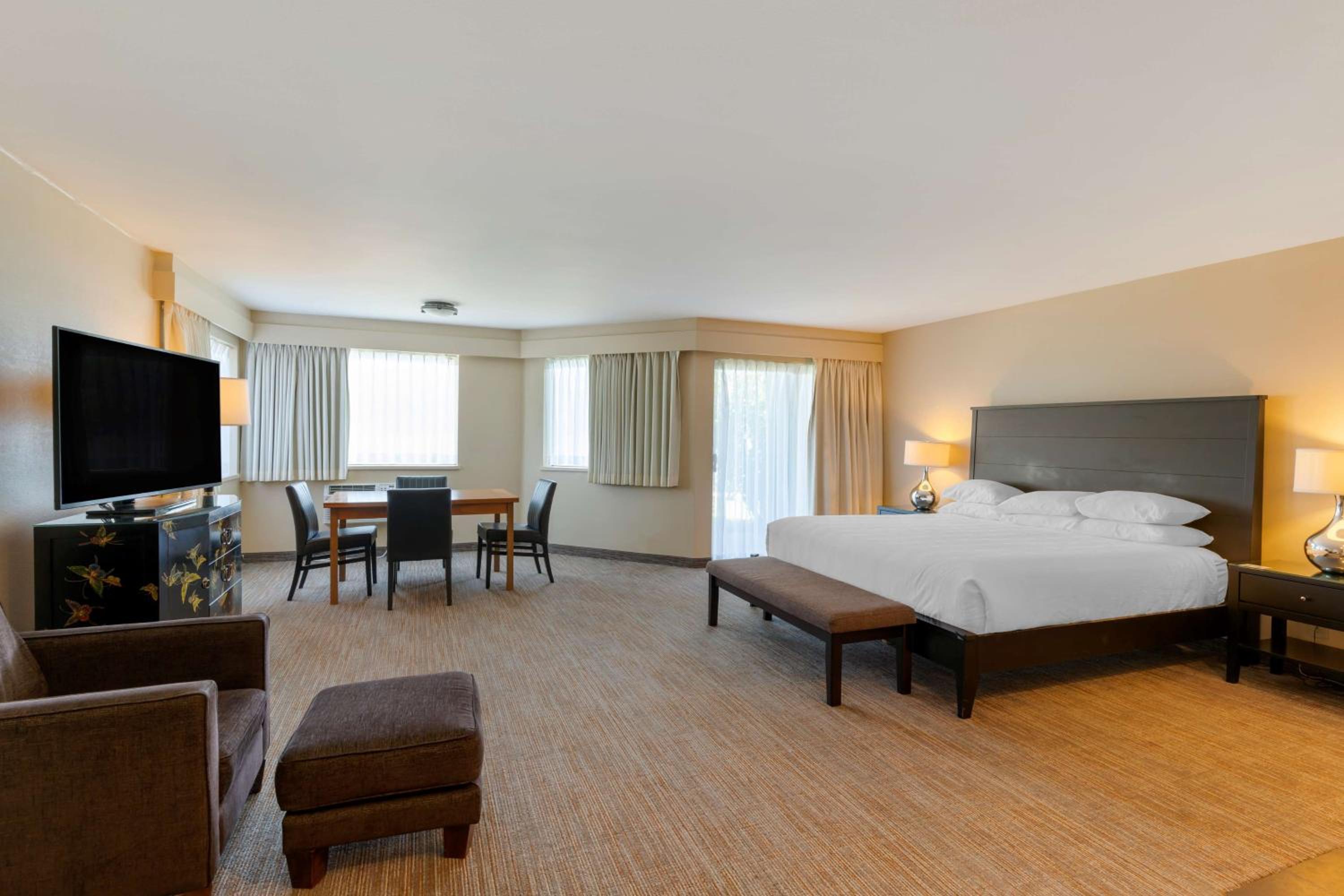 Deluxe King Room with River View - Patio - Oversize Room - No Pets