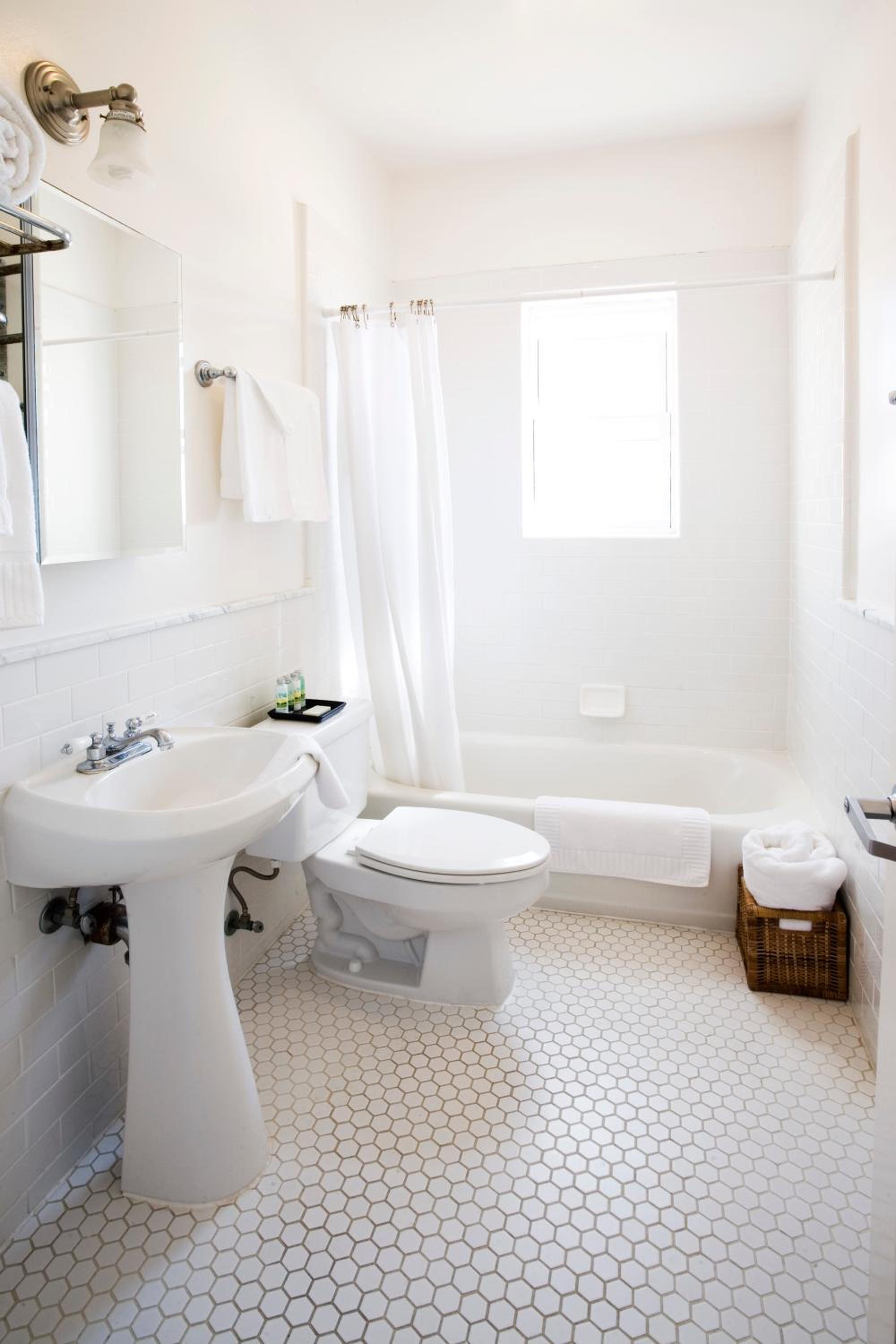 One Bedroom Suite - 1 Queen Bed and 1 Sofa Bed 