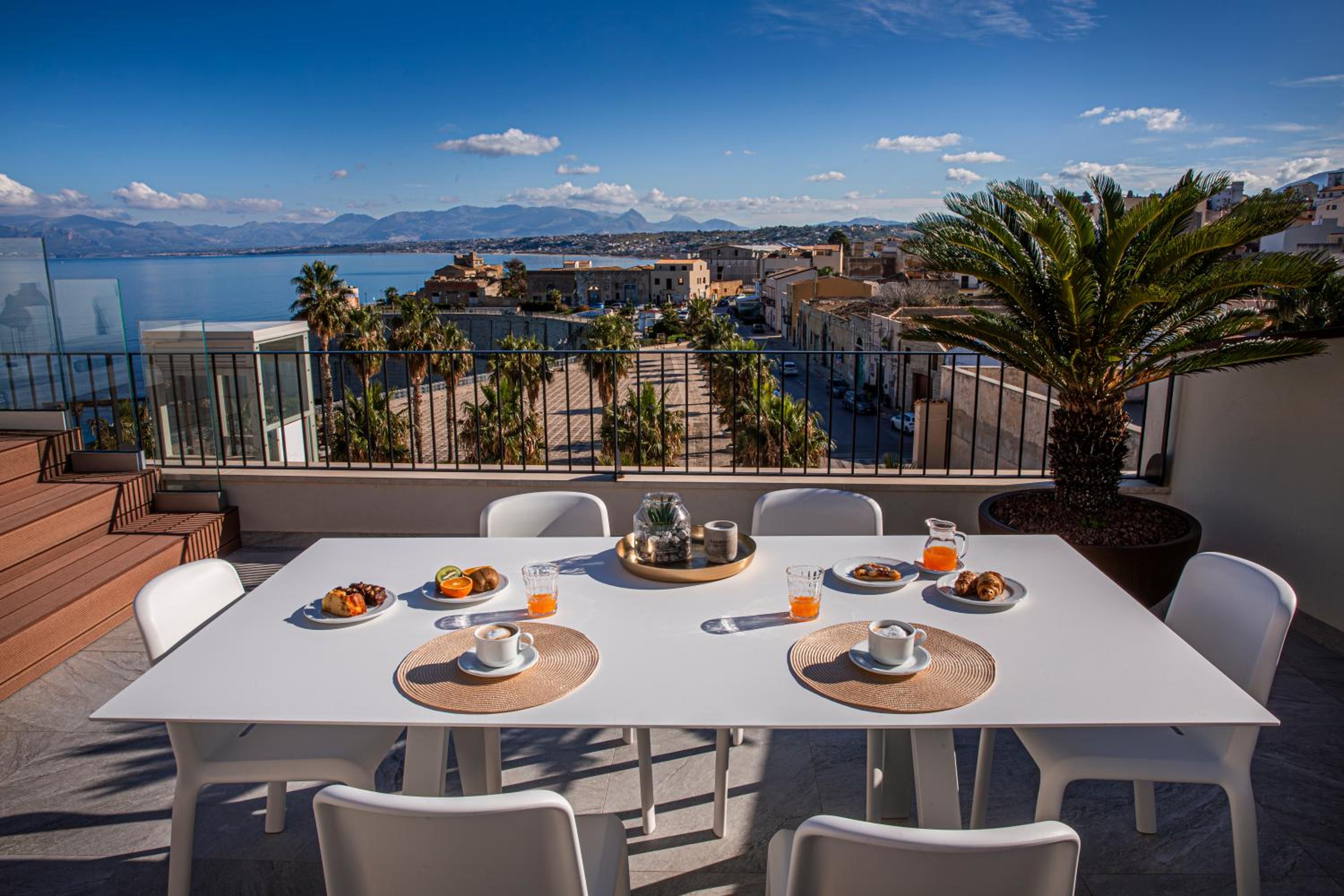 Deluxe Suite with Spa Bath and Sea View