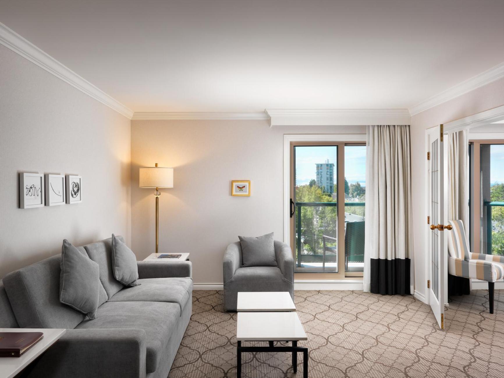 Signature City View Suite: King Bed with Sofa Bed