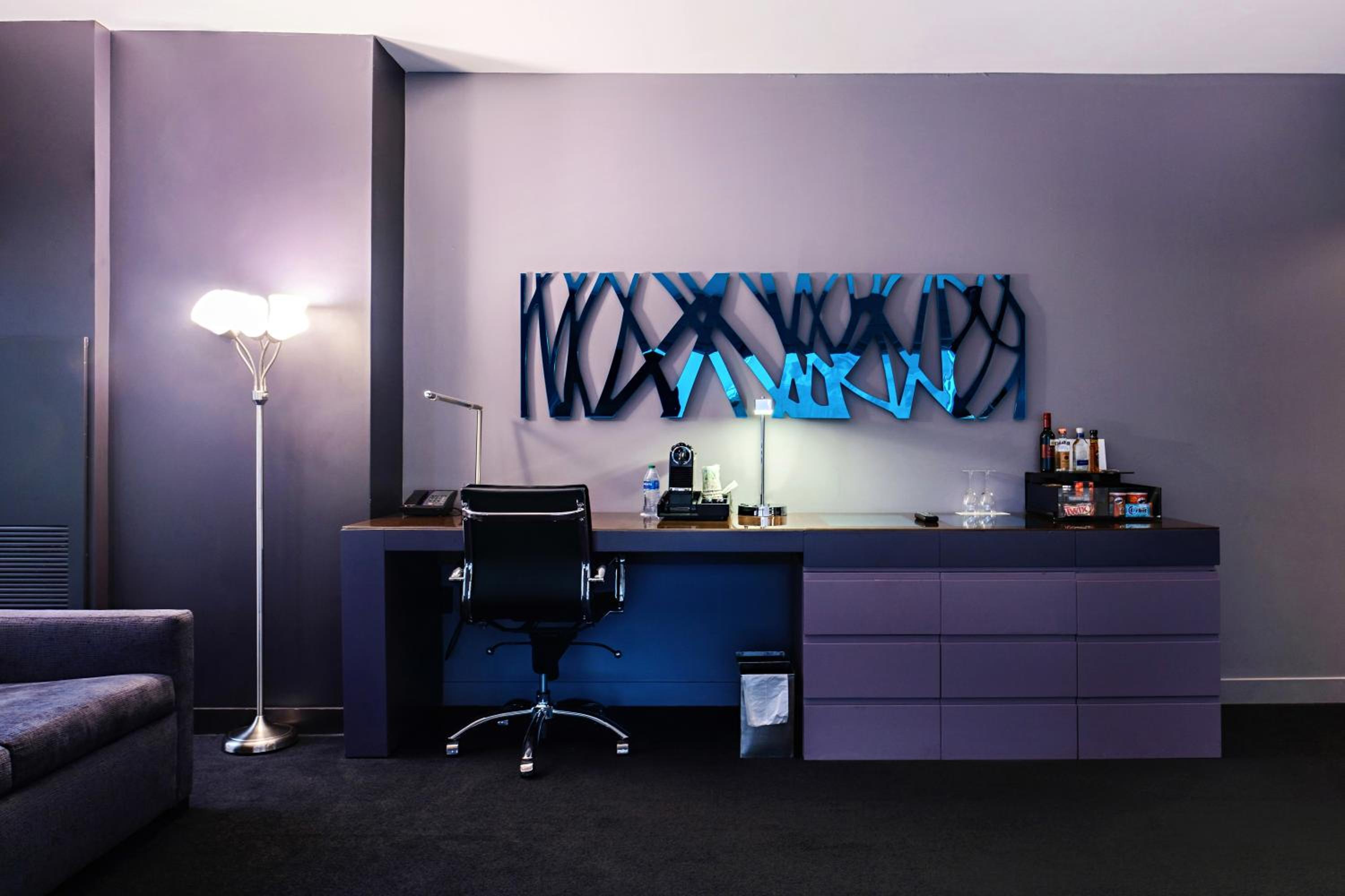 Cool Corner, Guest room, 1 King, Corner room