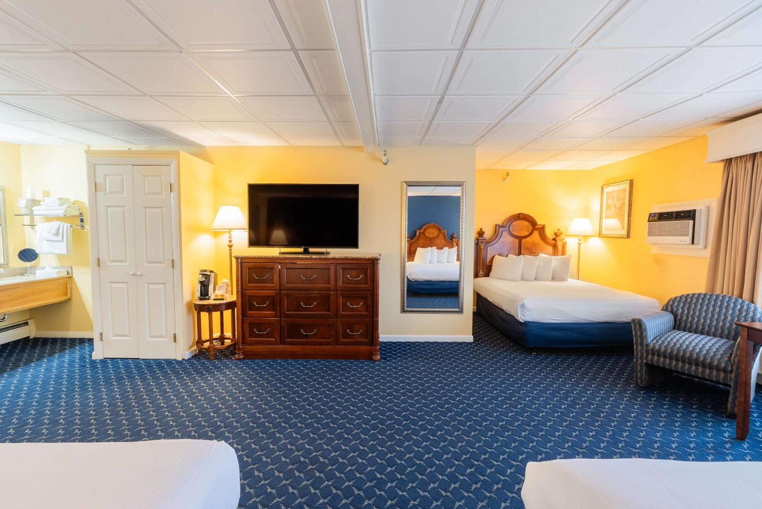 Family Queen Suite with Three Queen Beds - Pet Friendly/Non-Smoking