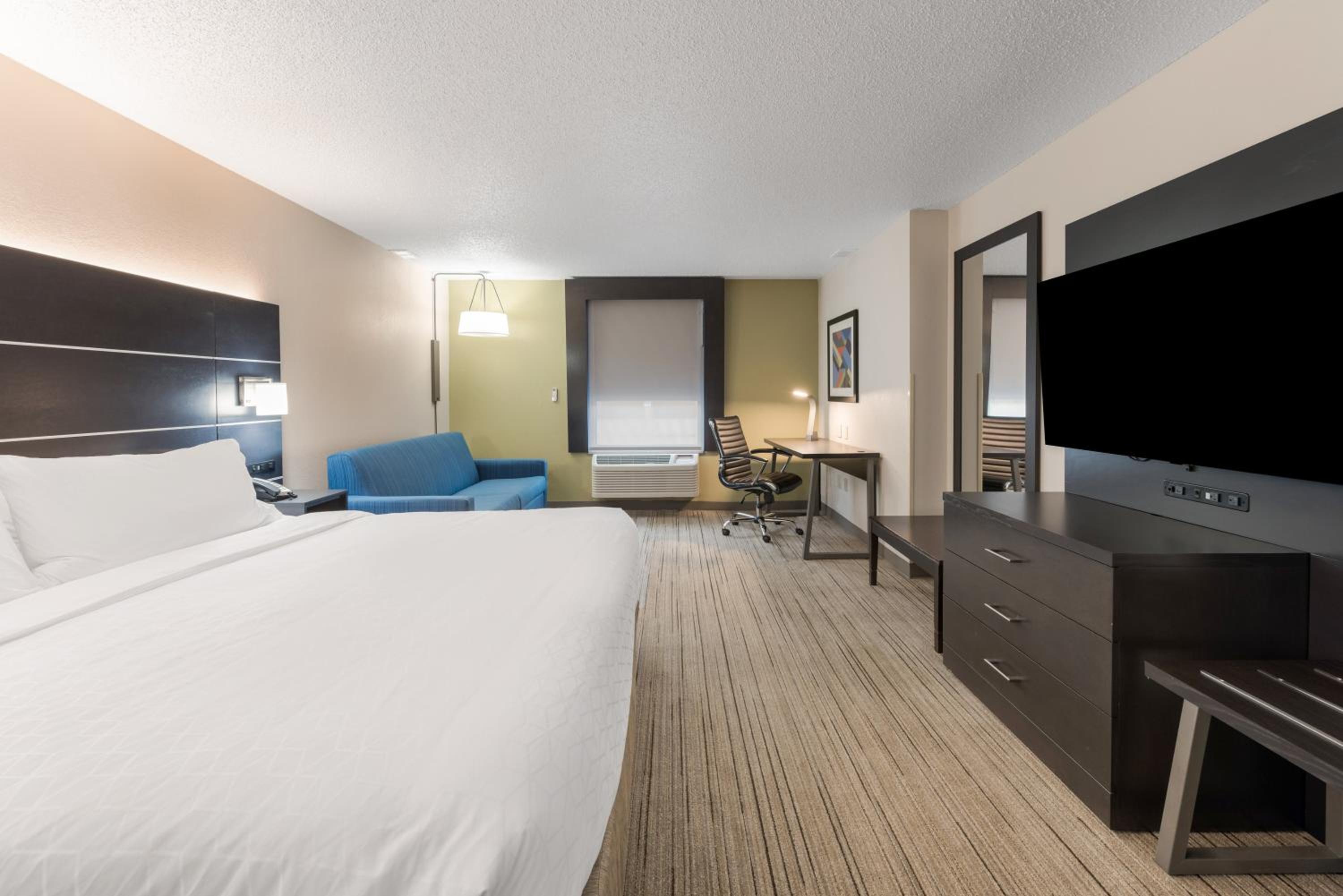 King Room with Hearing Accessible Roll In Shower - Non-Smoking