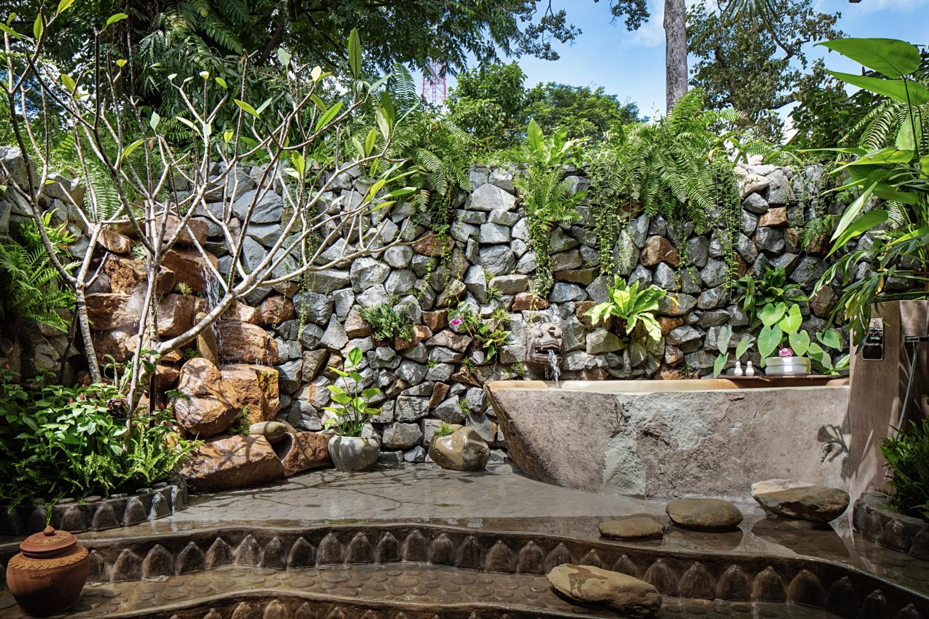 Bungalow Suite with Outdoor Bathtub