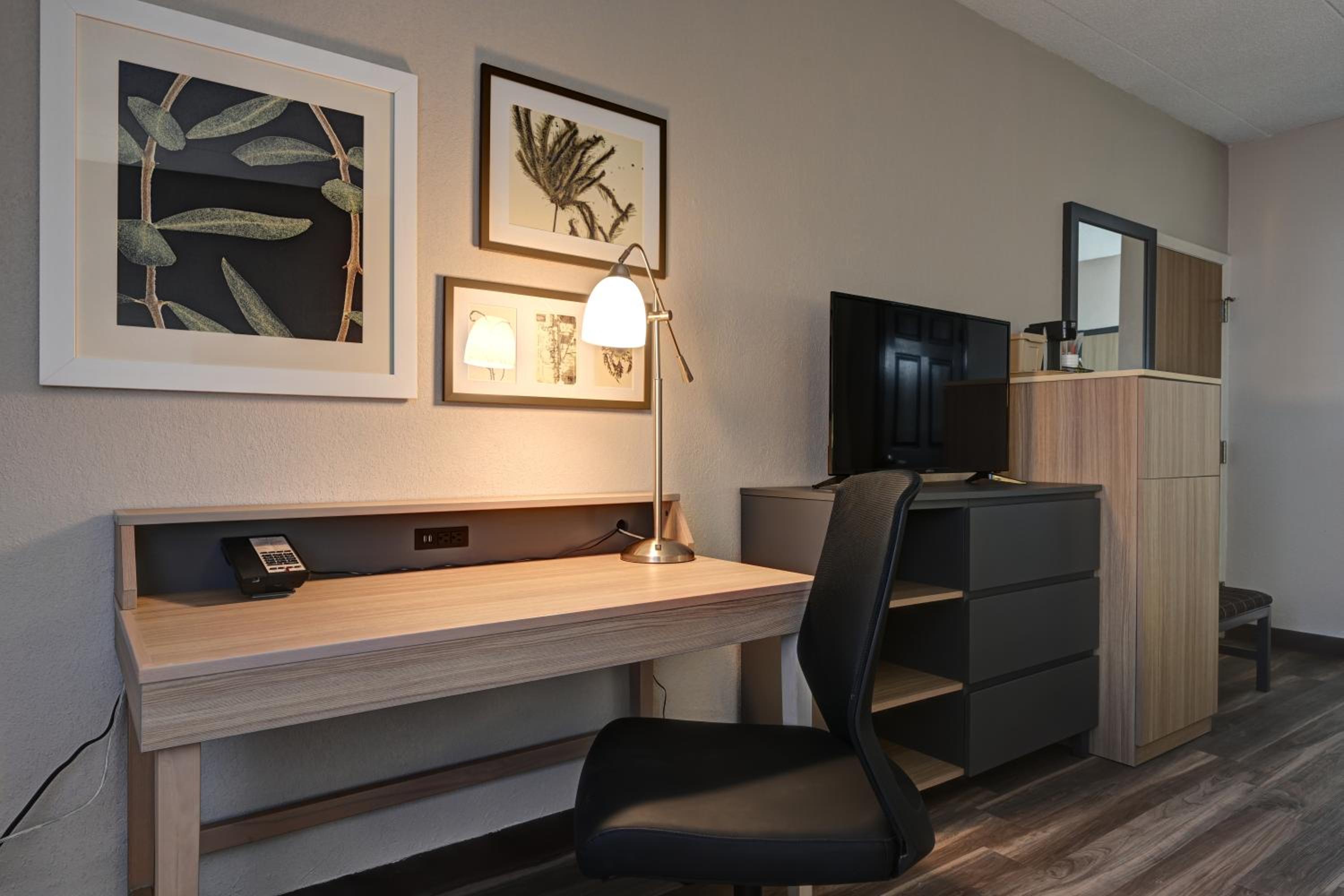 Queen Room with Roll-In Shower - Disability Access/Non-Smoking