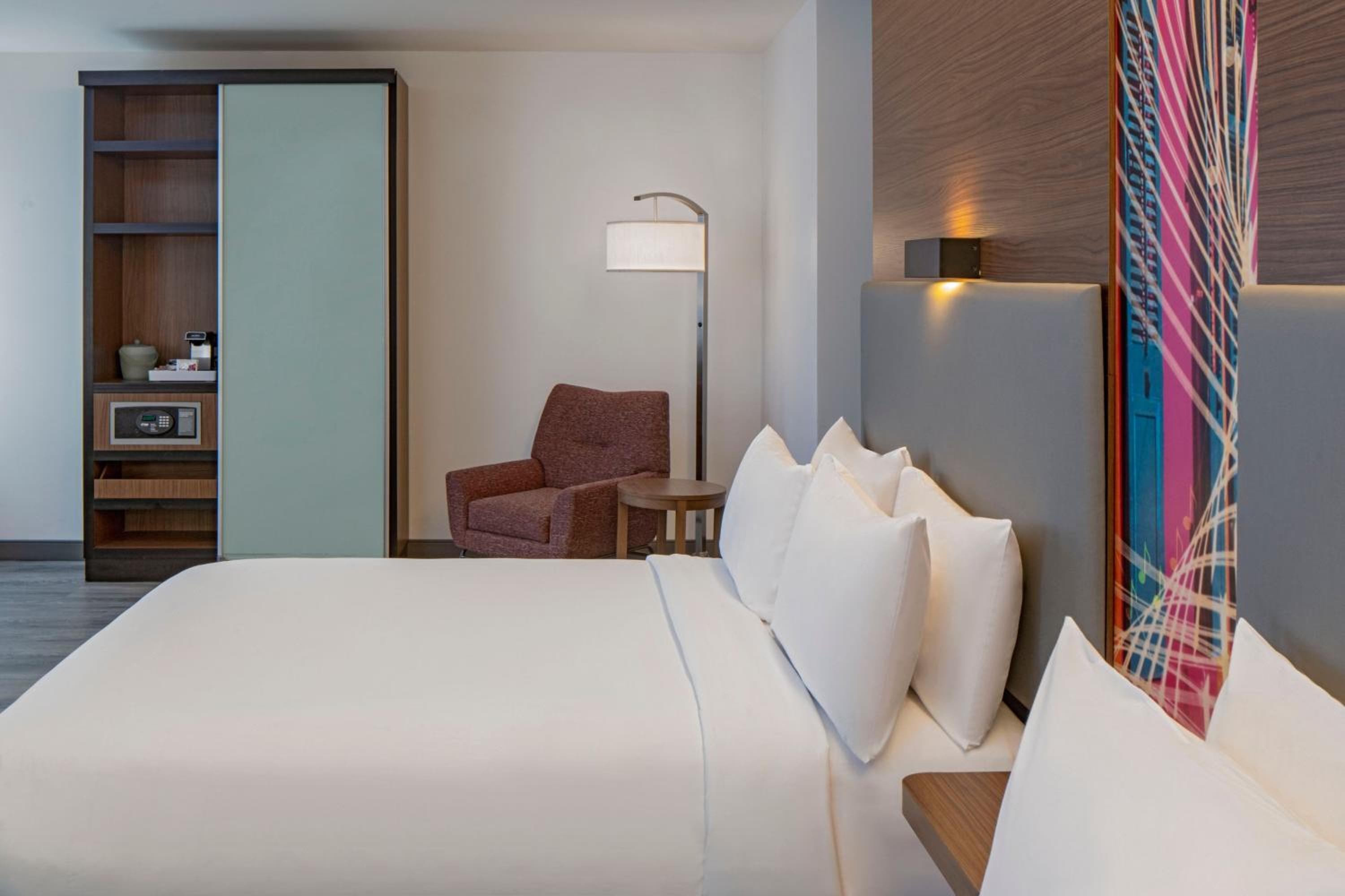 Guest room, 2 Queen, City view