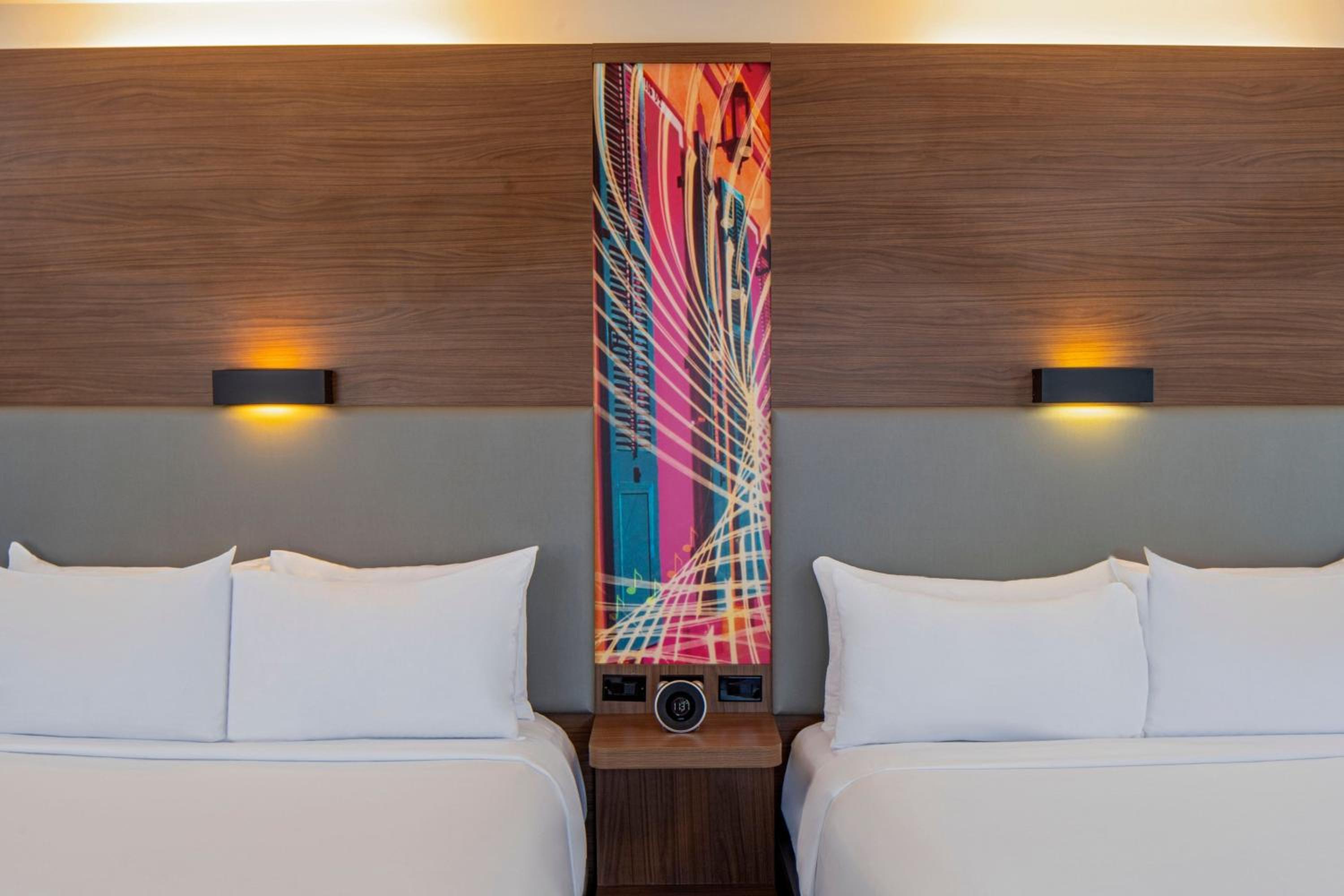 2 Queen, Corner room