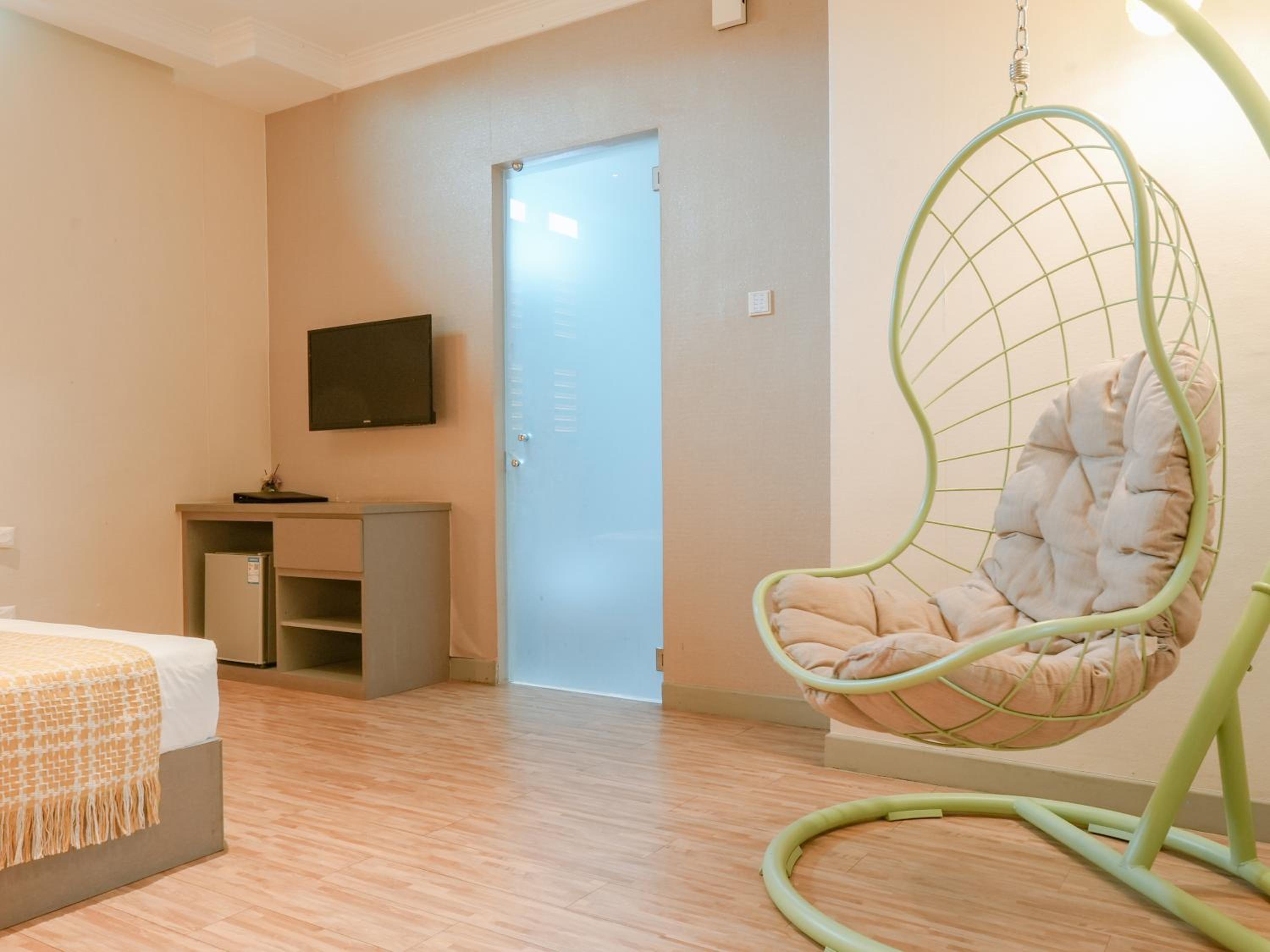 Premium Queen, Window