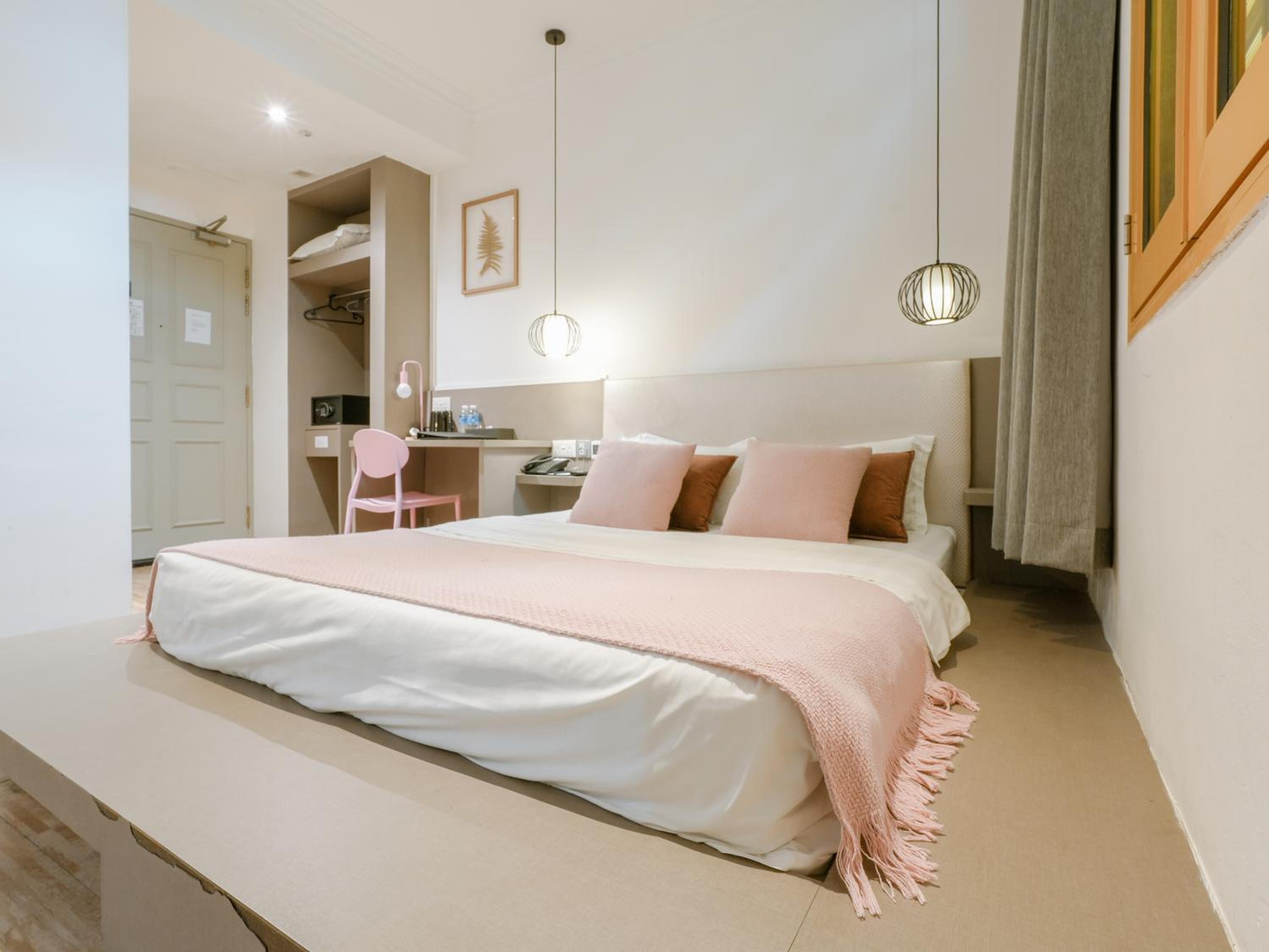 Premium Queen, Window