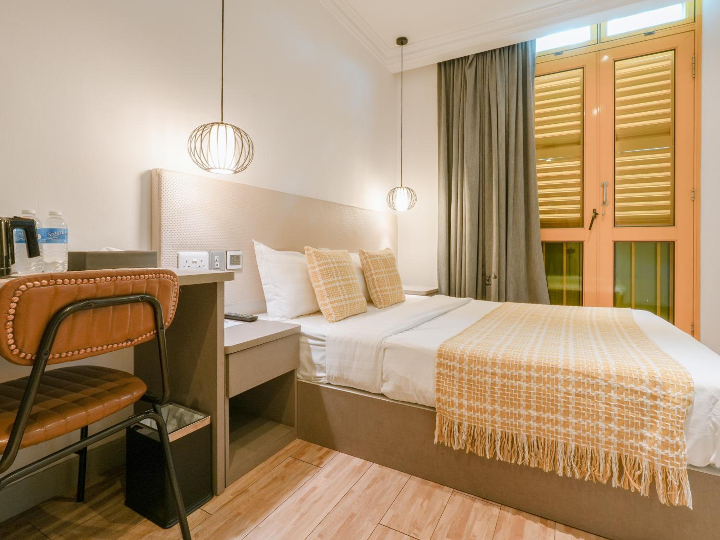 Premium Queen, Window