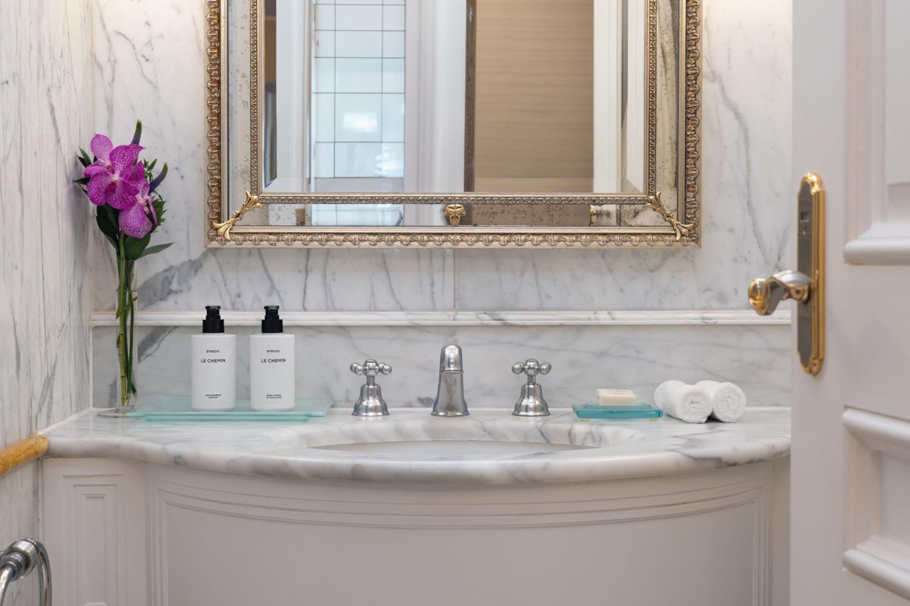 Deluxe Suite 1 Bedroom Suite, 1 King, Courtyard view