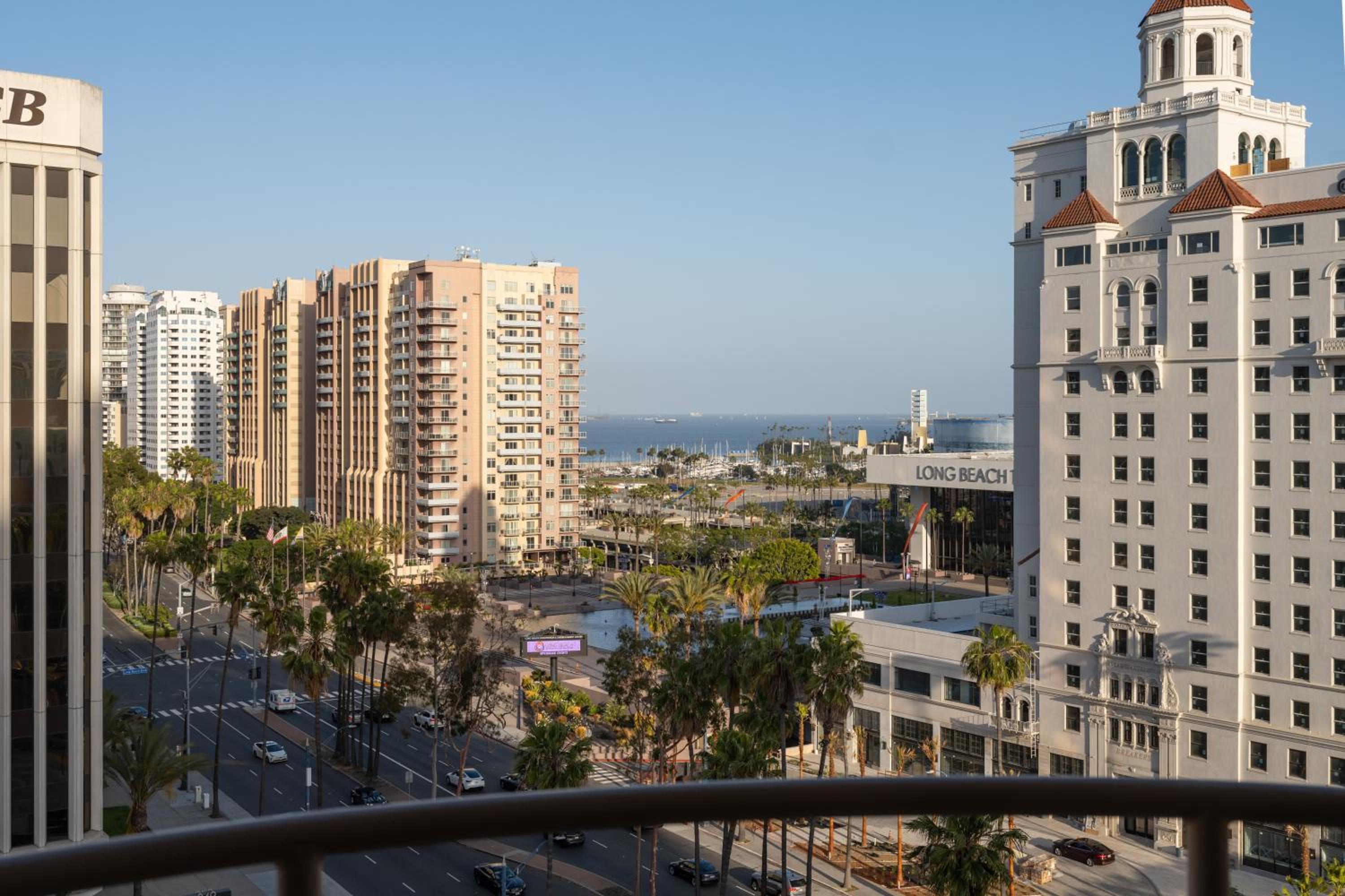 Guest room, 1 King, Harbor view, Corner room, Balcony