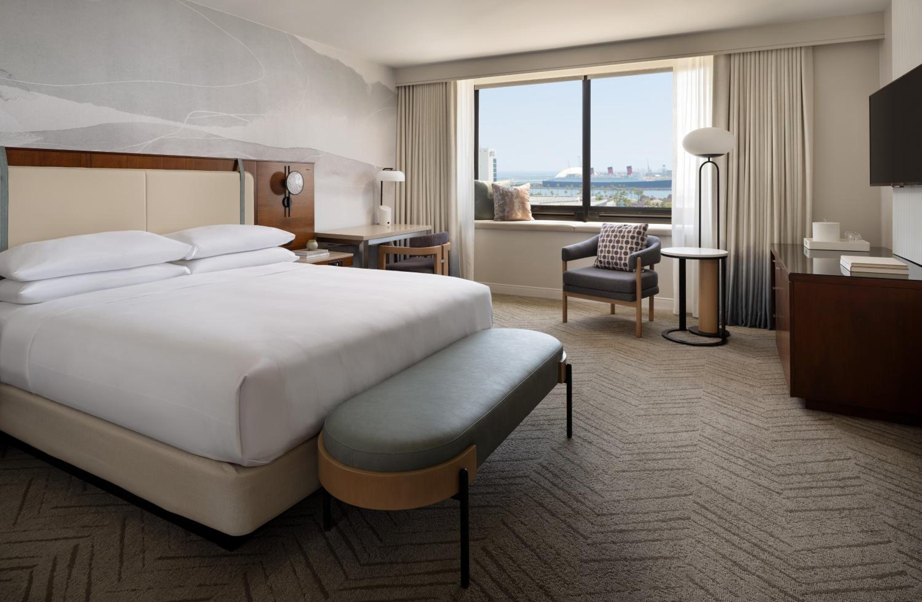 Guest room, 1 King, Harbor view, Corner room, Balcony