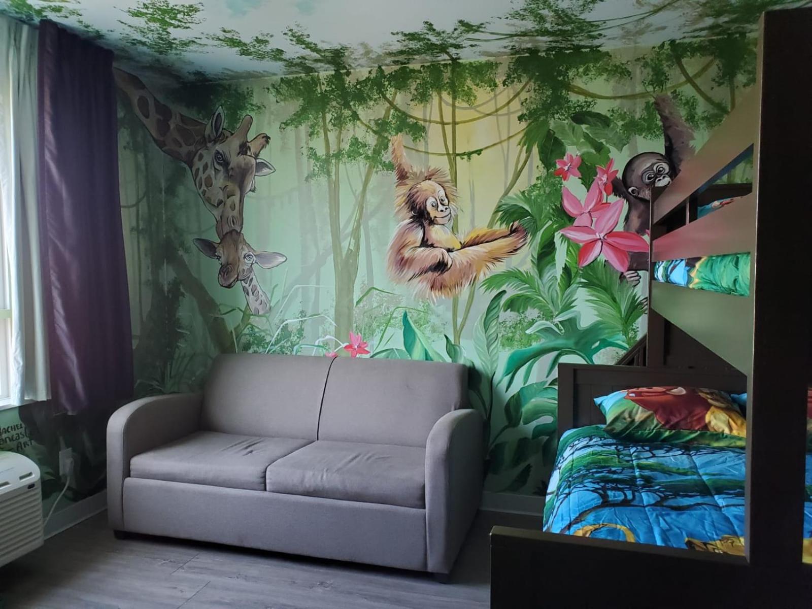 One-Bedroom Efficiency King Room - Jungle Theme/Non-Smoking