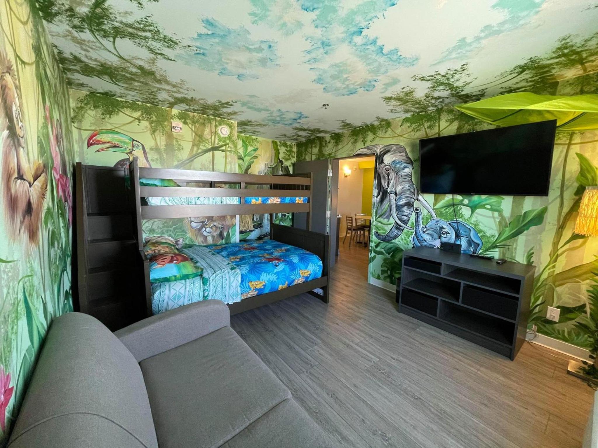 One-Bedroom Efficiency King Room - Jungle Theme/Non-Smoking