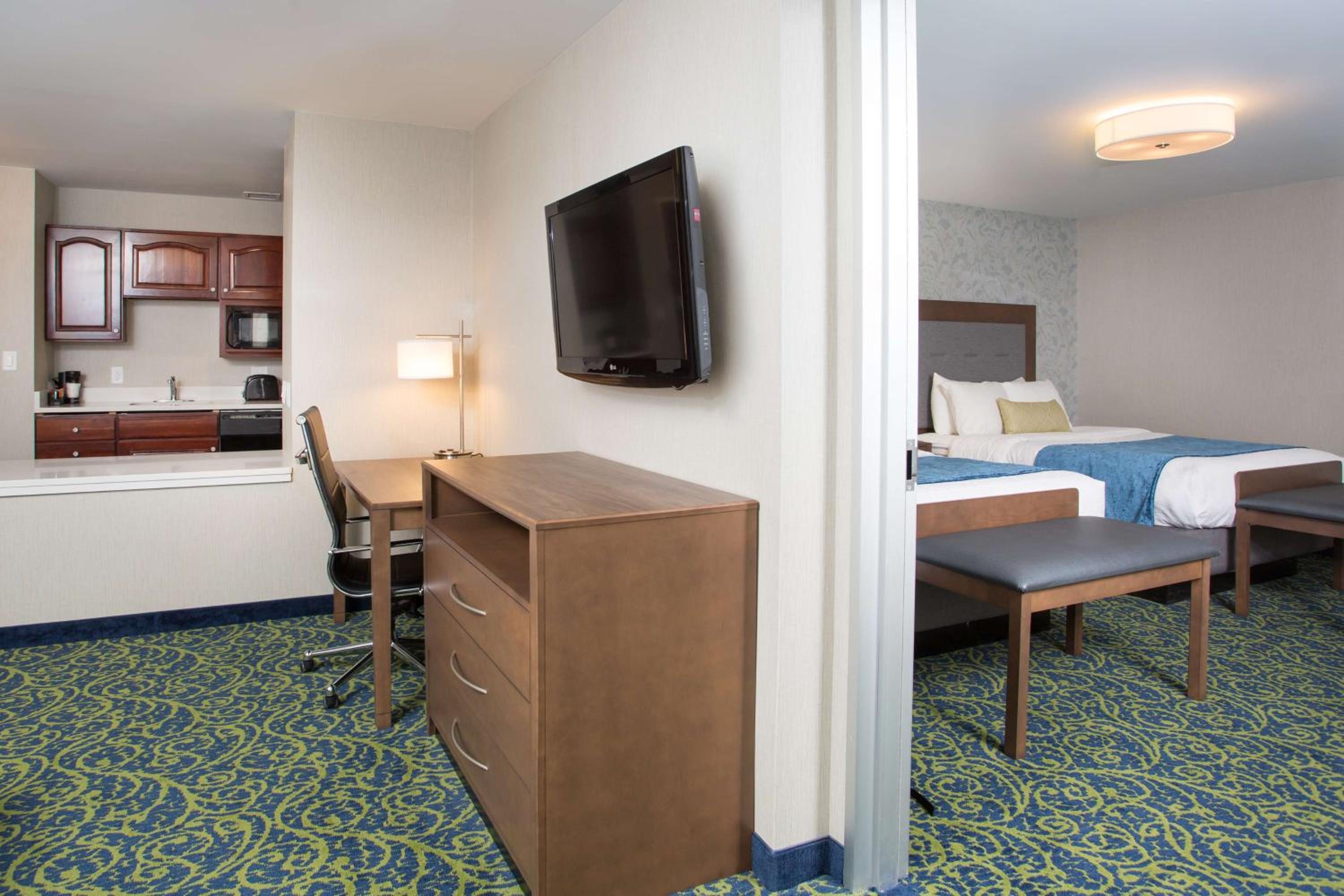 Queen Suite with Two Queen Beds, Walk-In Shower, Living Room and Full Kitchen - Disability/Non-Smoking