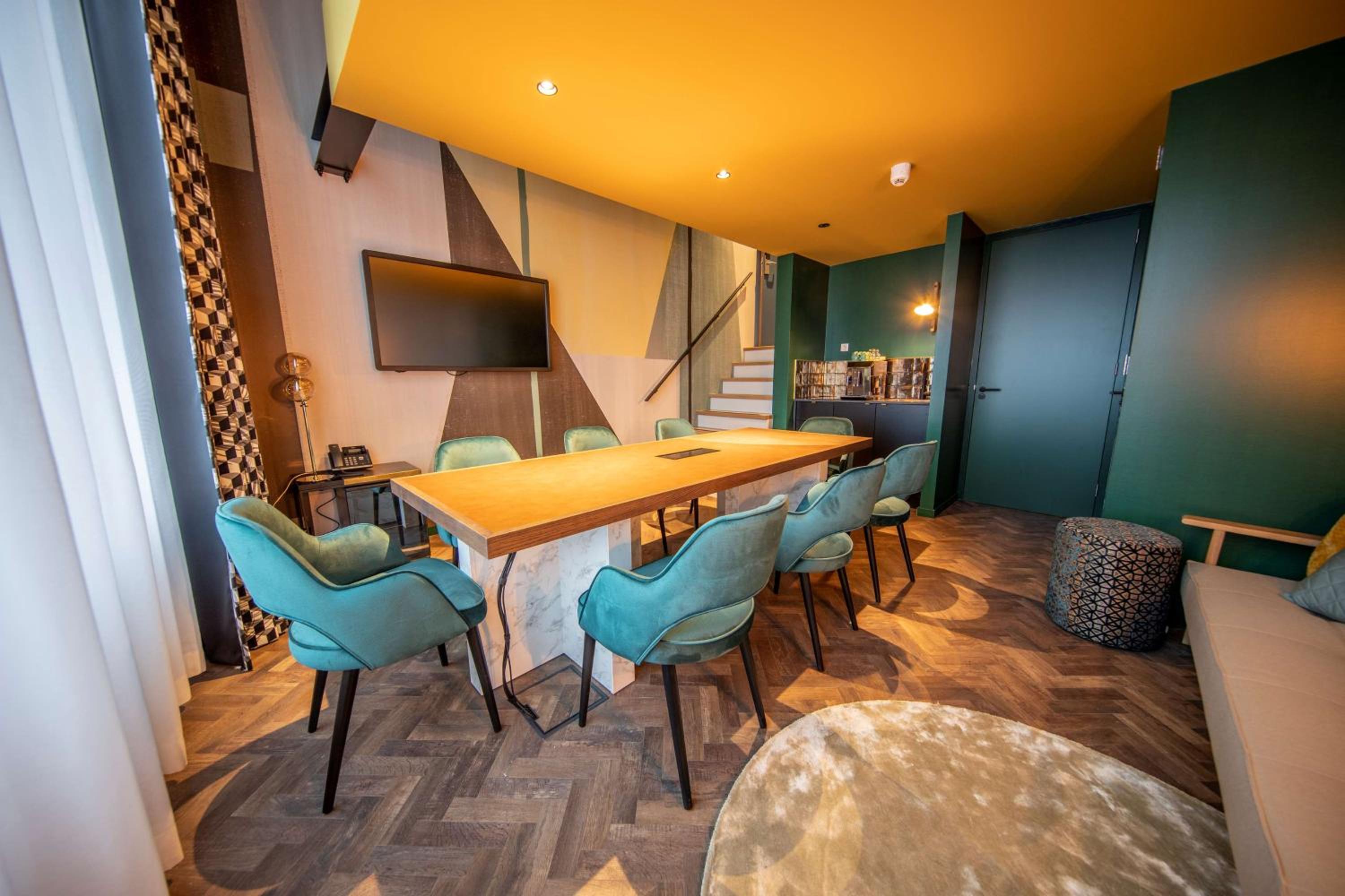 The Royal Loft with City Spa Access