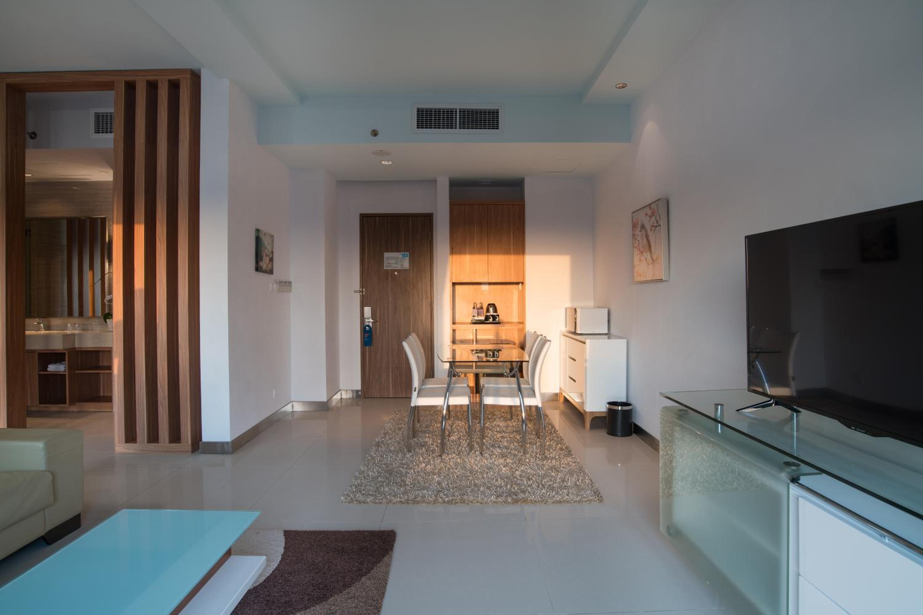 King Suite With Free Airport Transfer